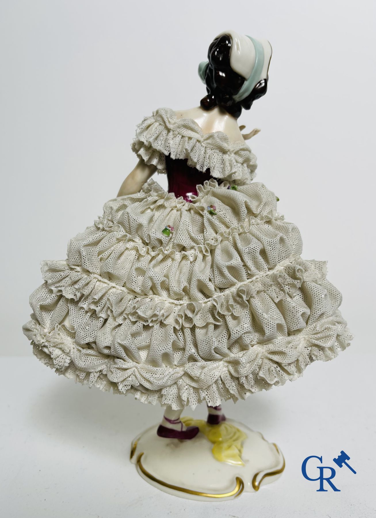 Volkstedt Rudolstadt: Voorstelling van een danseres in dentelle. (lace porcelain)