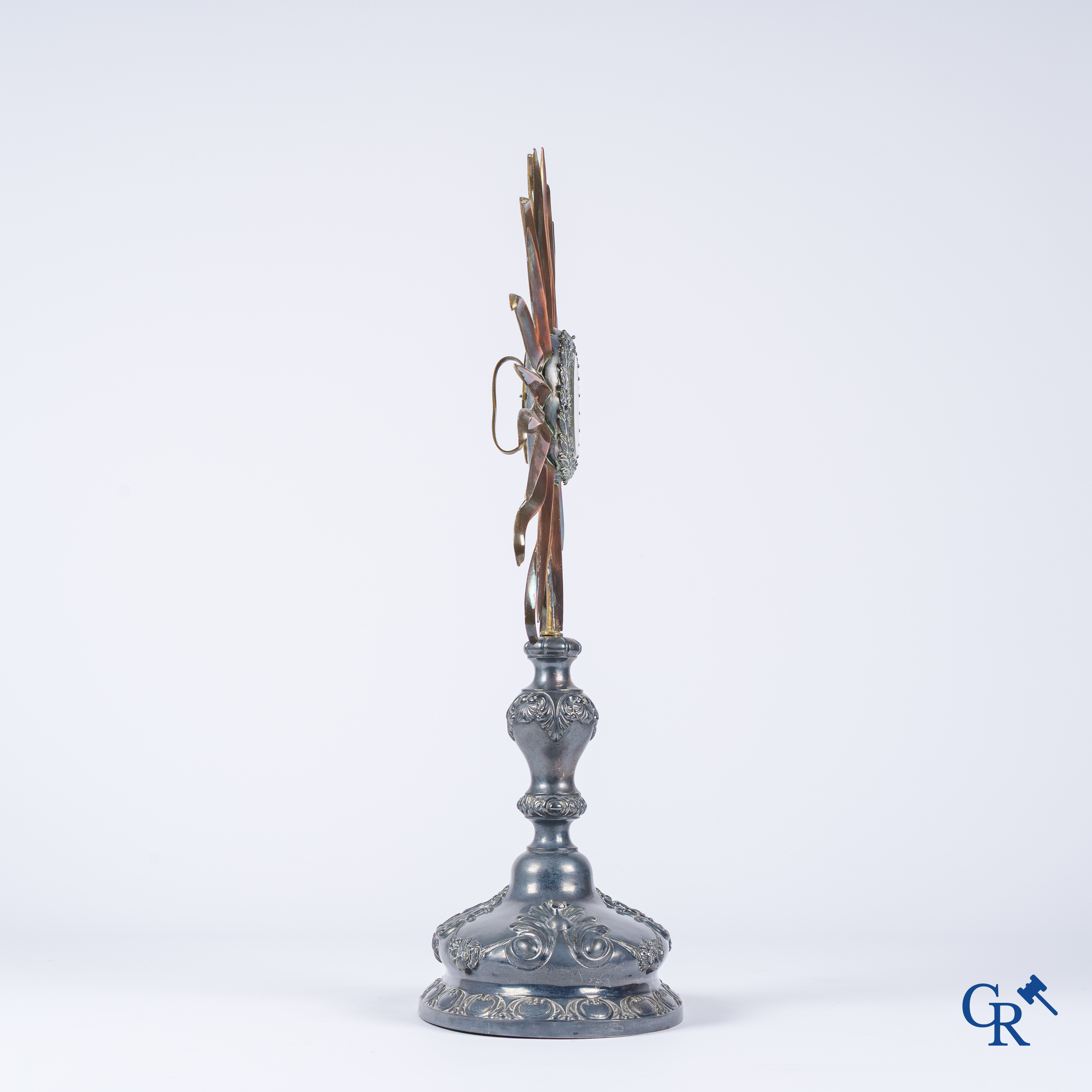 Objets religieux, un reliquaire en argent et laiton. Plusieurs poinçons, argent 2ème titre.