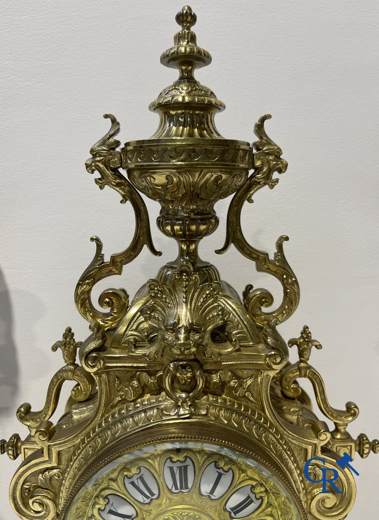 Une garniture de cheminée en bronze de style Renaissance et 2 pendules murales en tôle peinte et bronze.