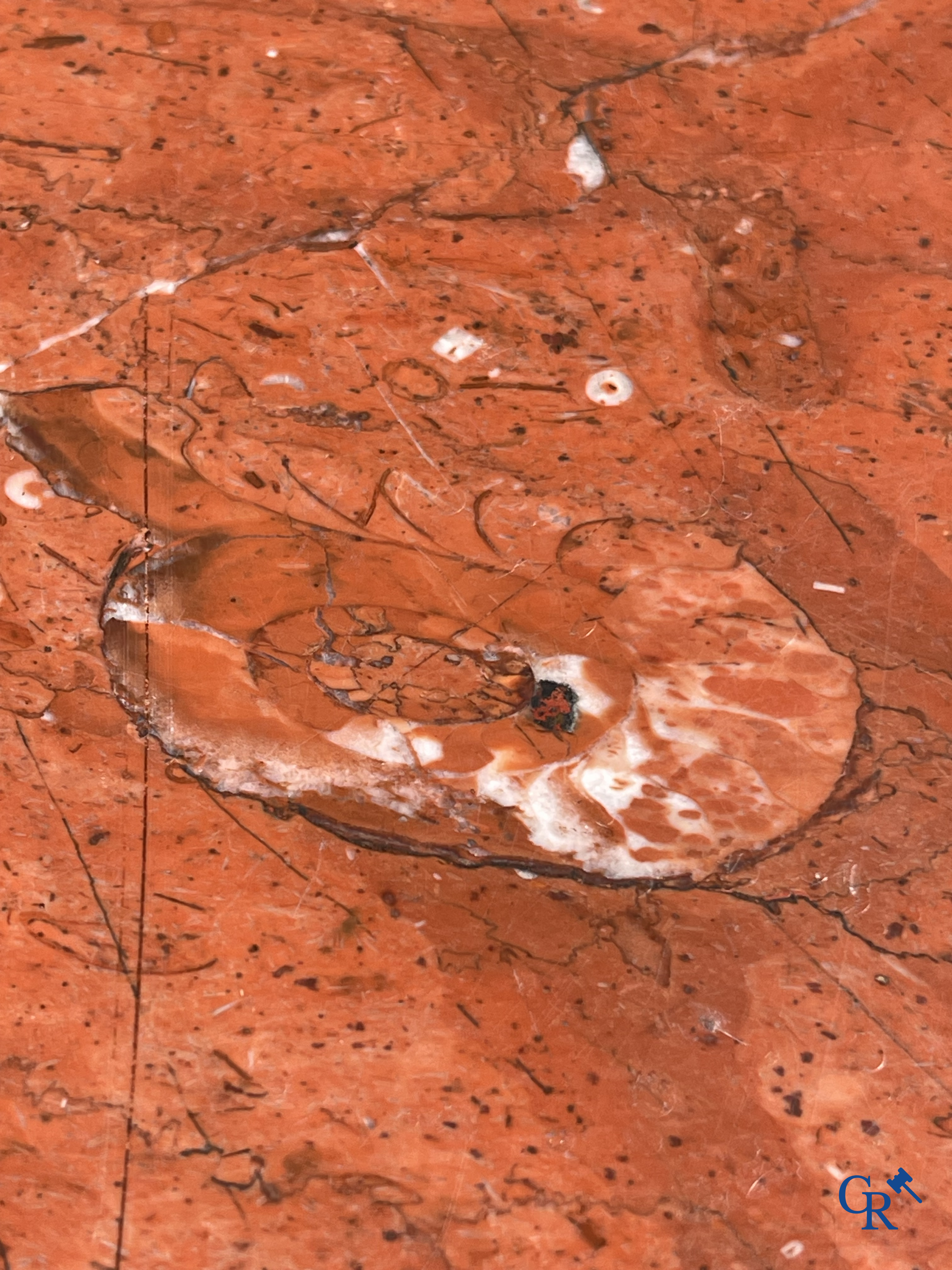 Maison Roll, 42, Rue Faubourg St. Antoine Paris. Een uitzonderlijk desserte meubel in gesculpteerd notelaar. LXVI-Stijl.