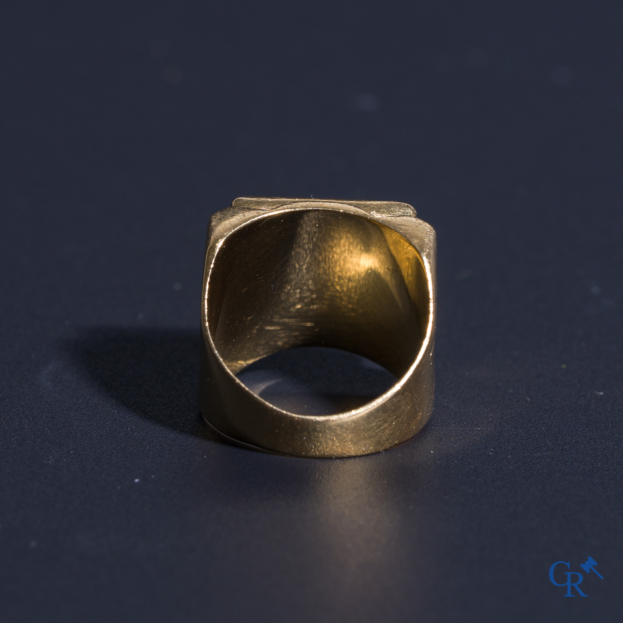 Juwelen: Een Chevalière en een paar manchetknopen in goud 18K (750°/00) en onyx.