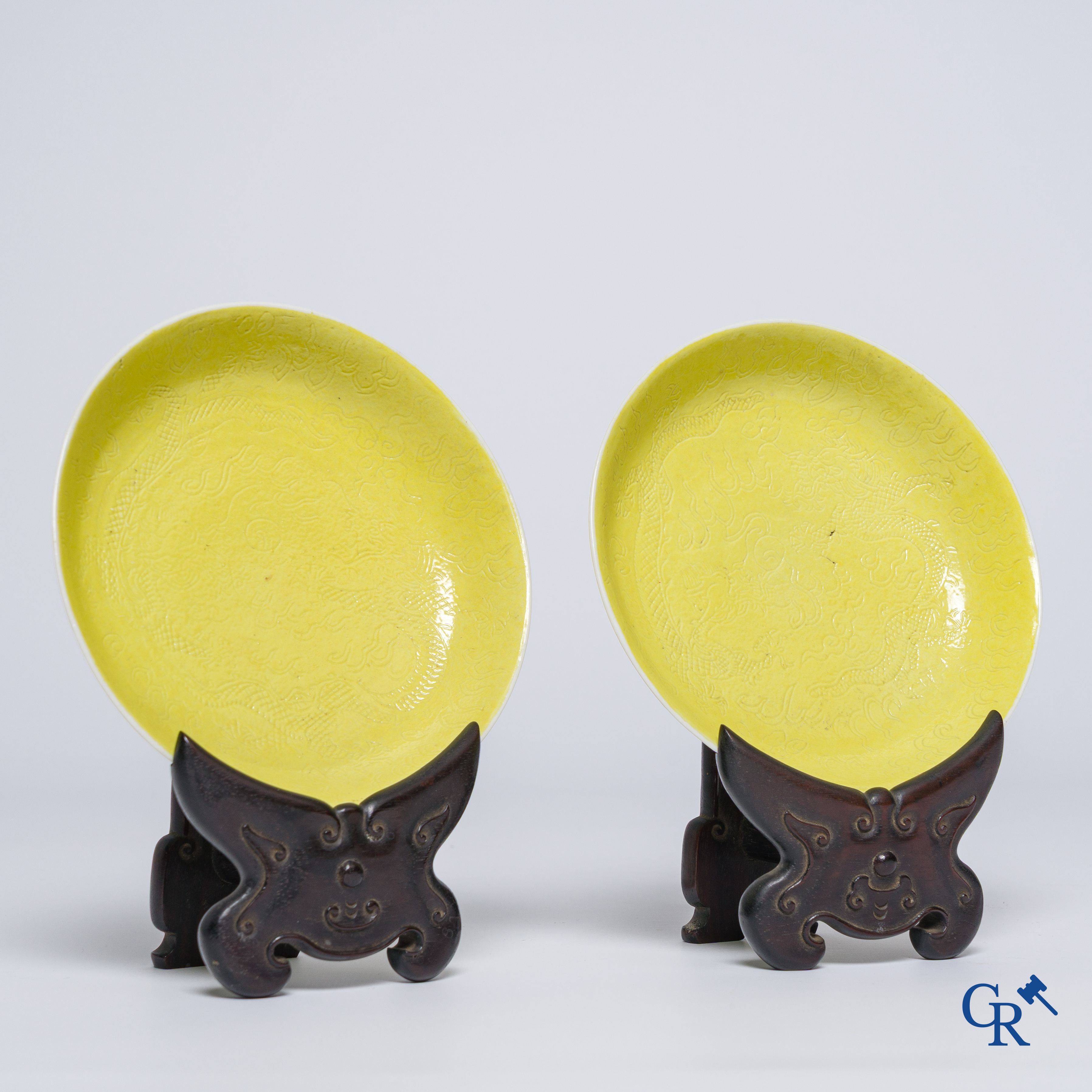 Aziatica, Chinees porselein. Paar bordjes met ingesneden drakenmotief bedekt met een monochrome glazuurlaag. Guanxu.