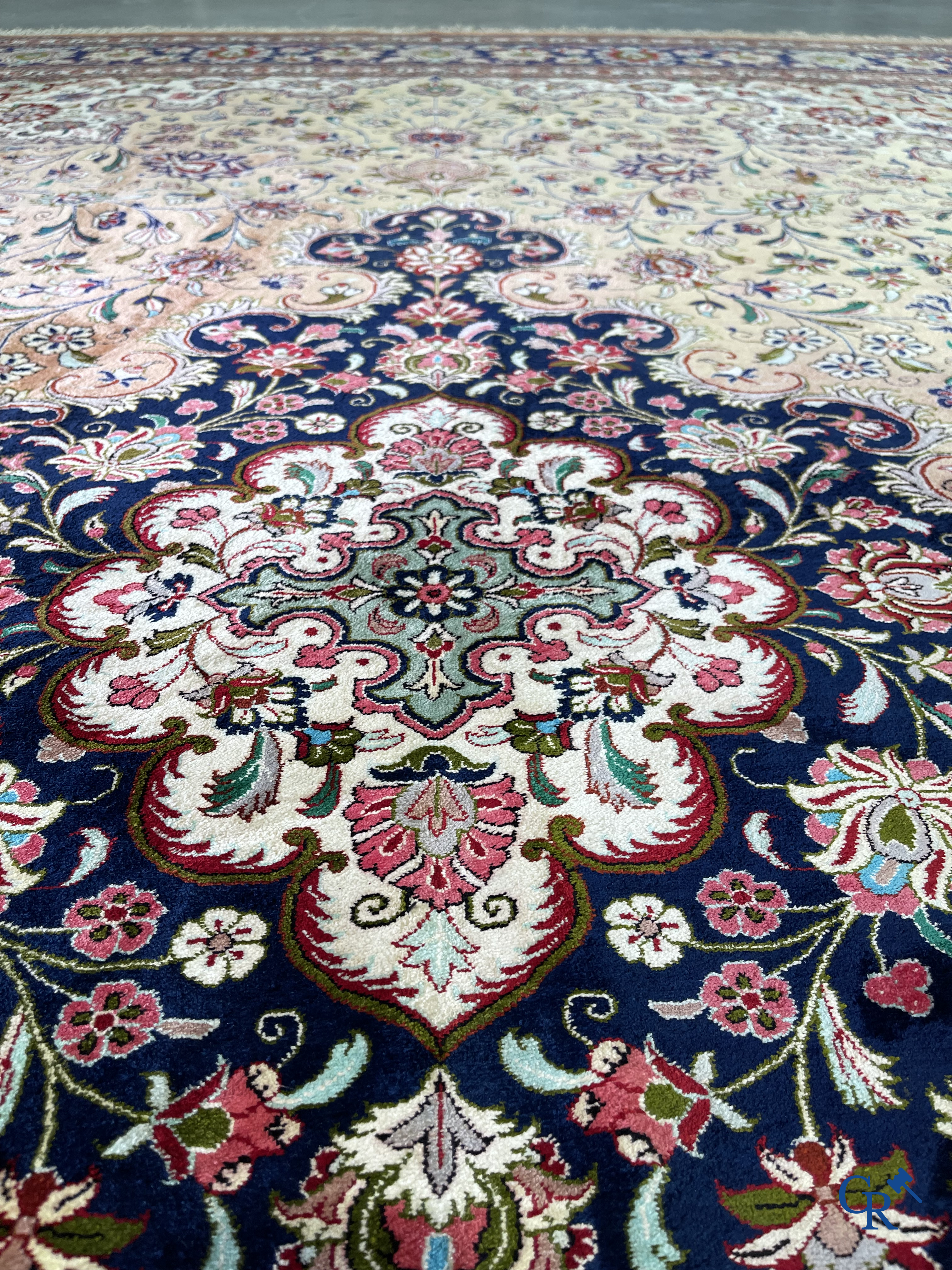 Tapis d'Orient: Ghoum, Iran. Exceptionnel tapis noué à la main en soie.