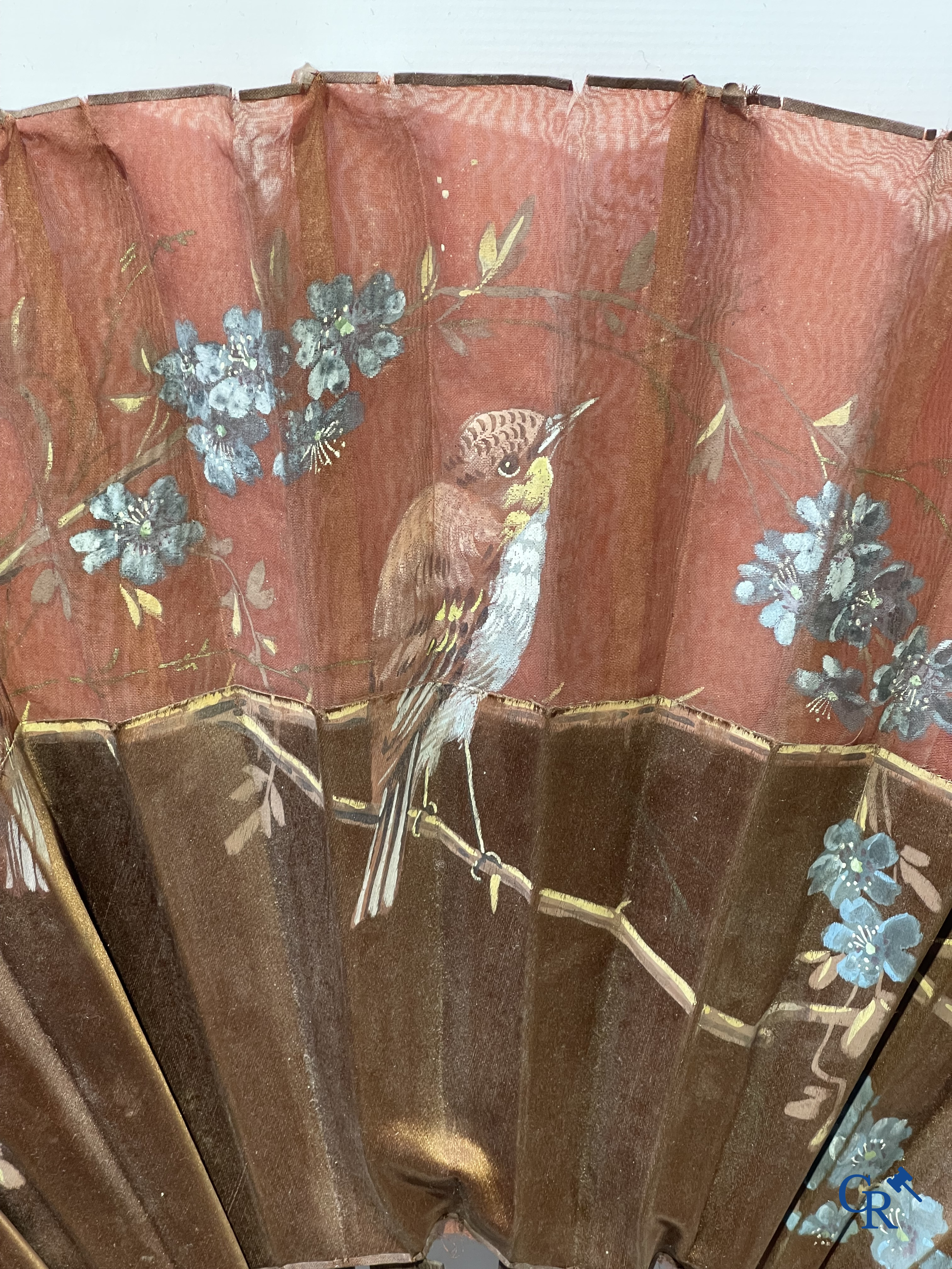 Vieux jouets, Grand lot avec différentes poupées anciennes et objets de collection.