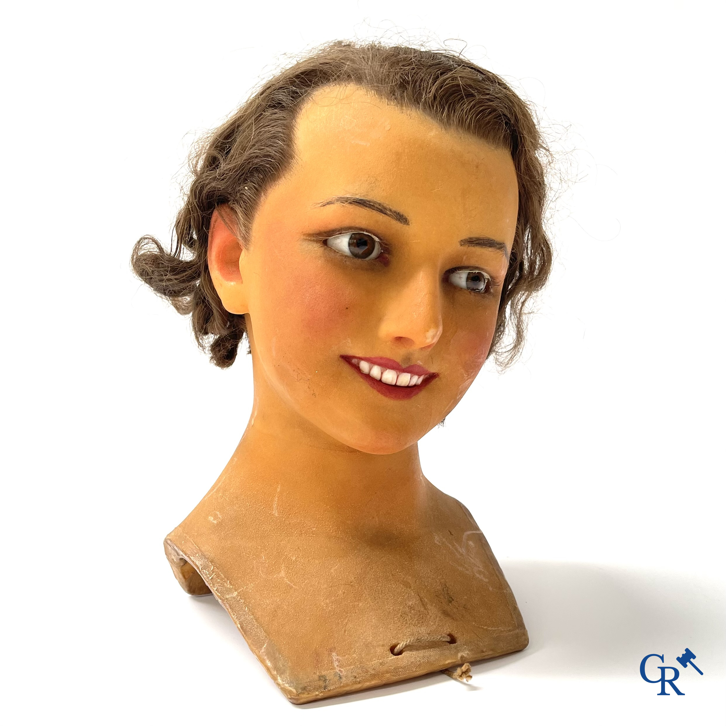 Een paar bustes voor mannequins in was met glazen ogen. Hoogstwaarschijnlijk Siegel of Pierre Imans. Circa 1920.