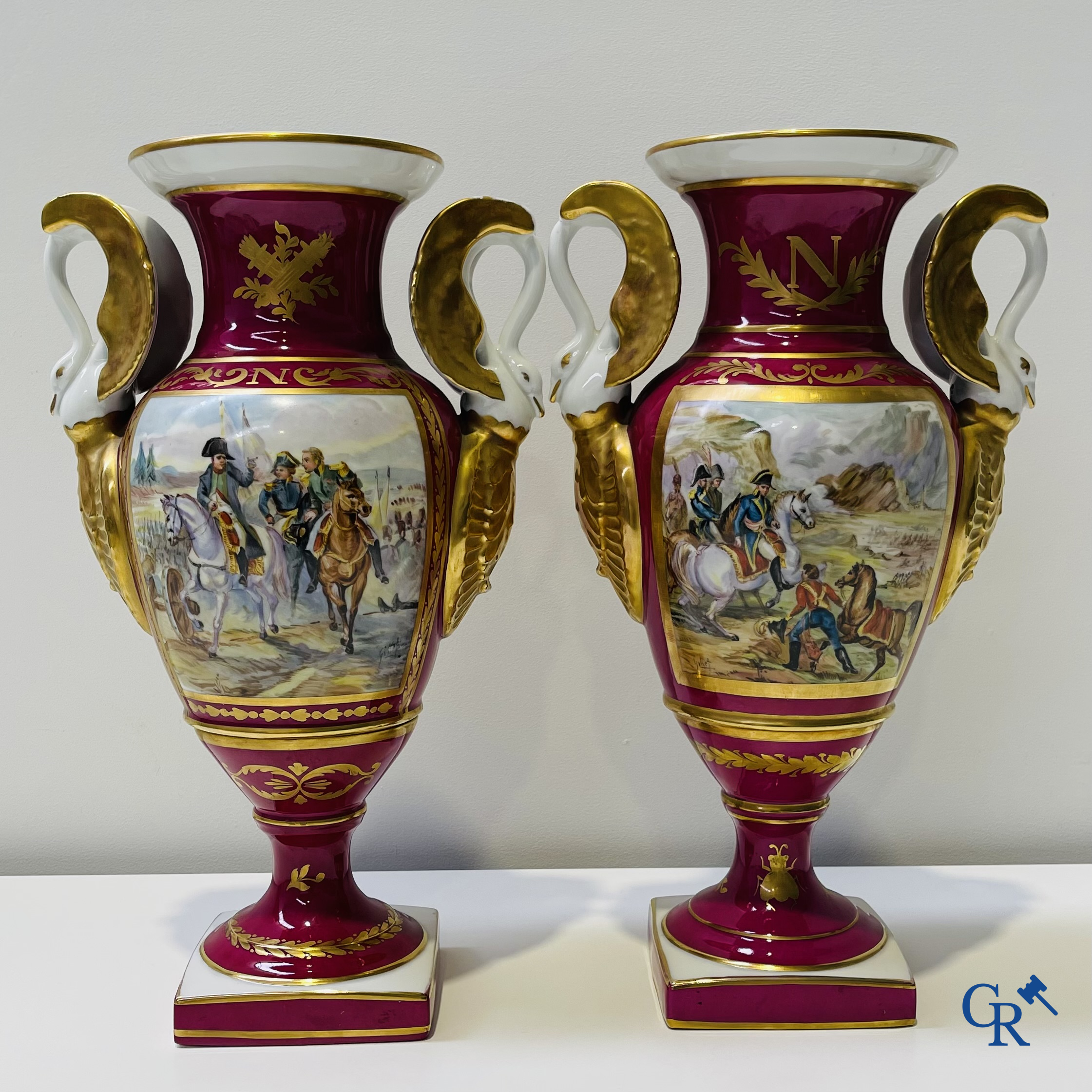 2 grands vases peints à la main en porcelaine de Paris avec des scènes de l'époque napoléonienne. Signé Gillet.