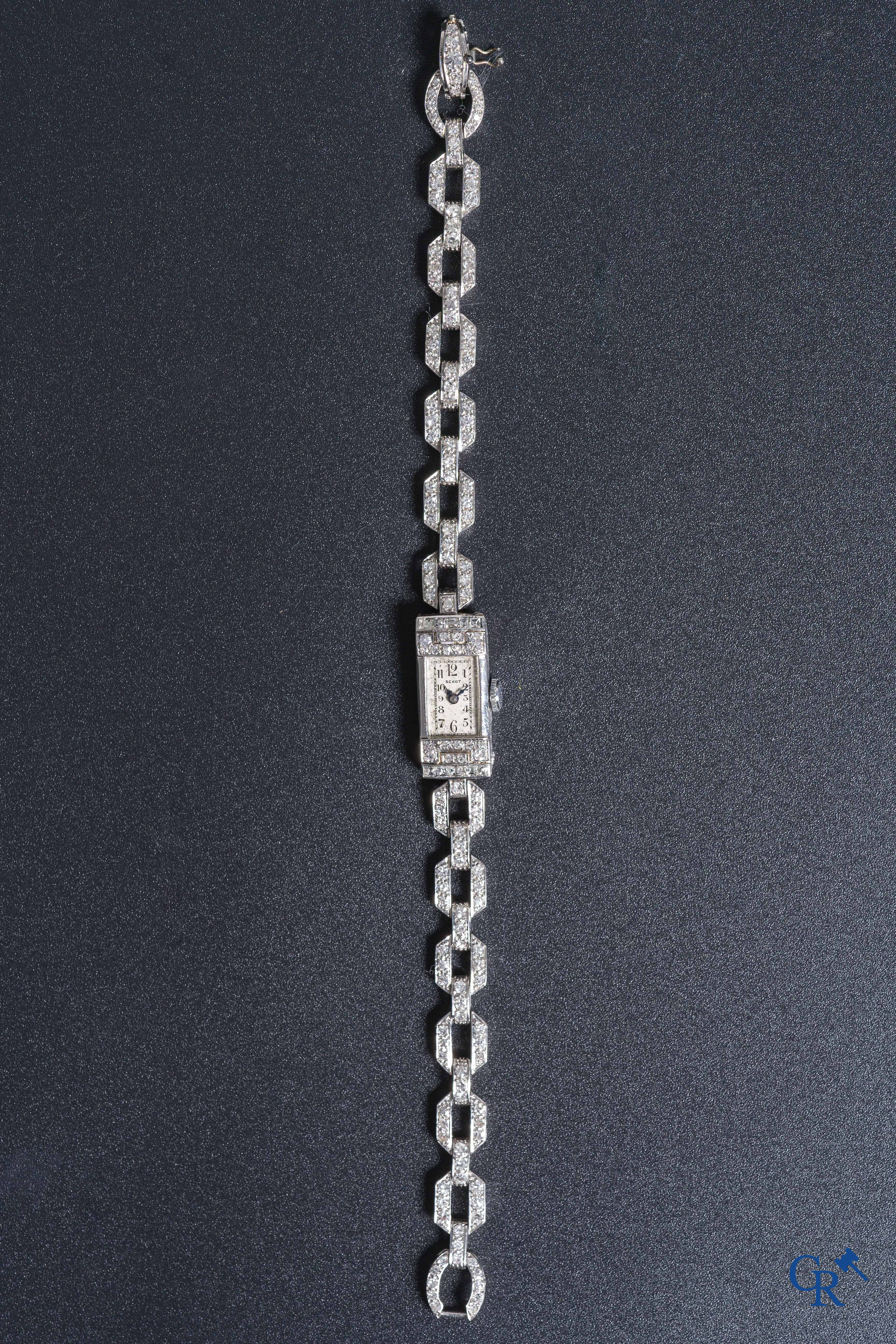 Montres: une montre-bracelet pour femme en platine et diamants, de la marque Schot. Période Art Déco.