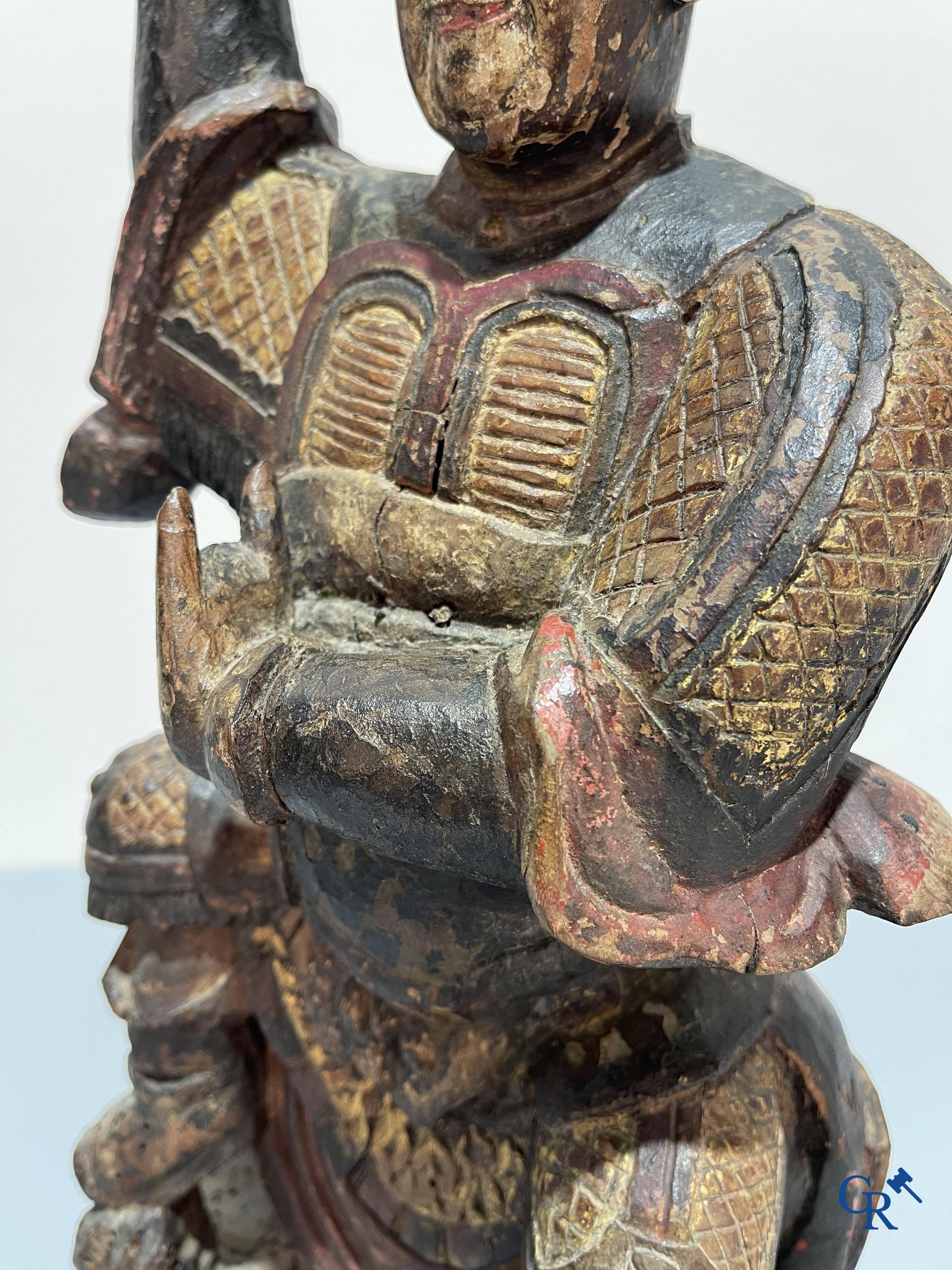 Aziatica, Een antieke Chinese houtgesculpteerde en polychrome voorstelling van een krijger.