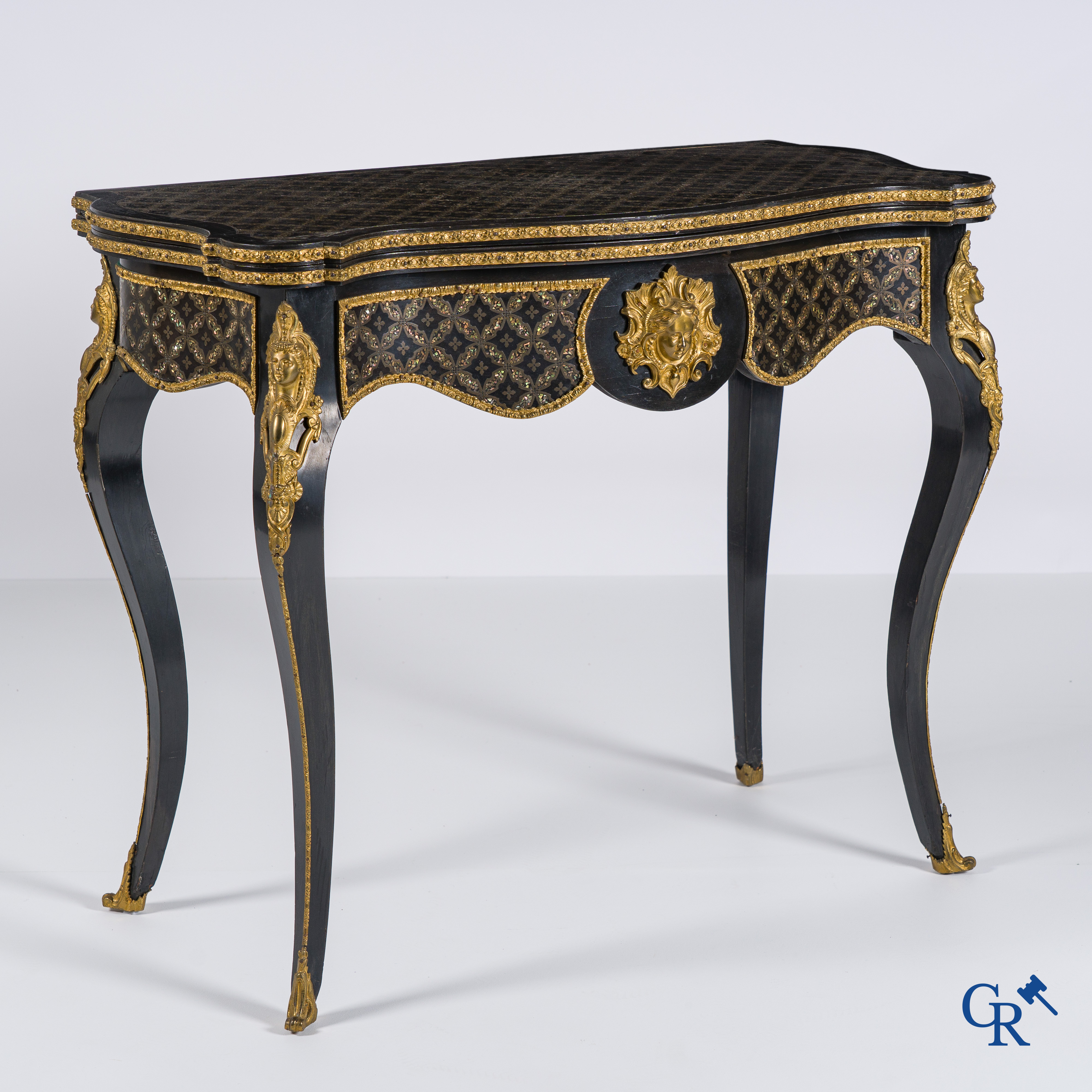 Une table à jeu avec des bronzes finement ciselés et dorés avec du marquetterie de cuivre et de nacre. Circa 1880.