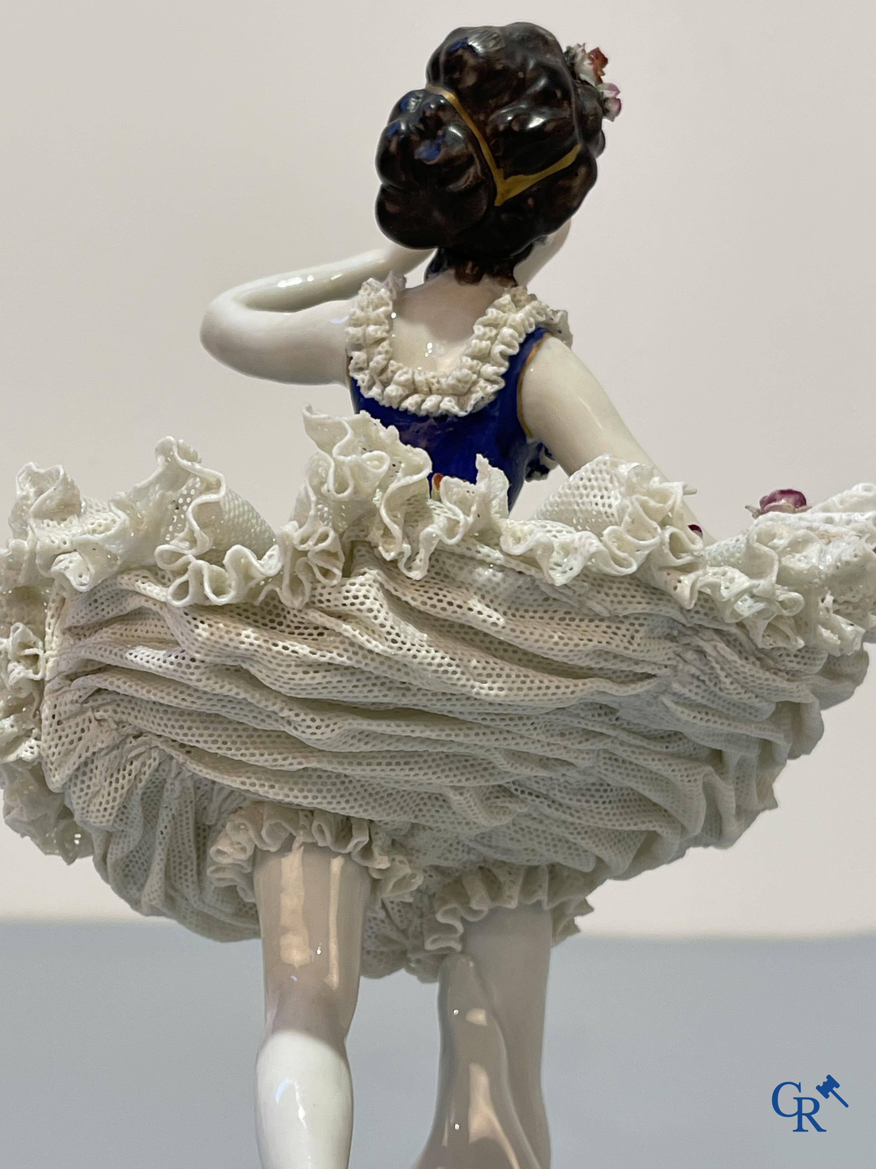 Europees porselein, Ludwigsburg, een danseres in fijn gedecoreerd Duits lace porcelain.