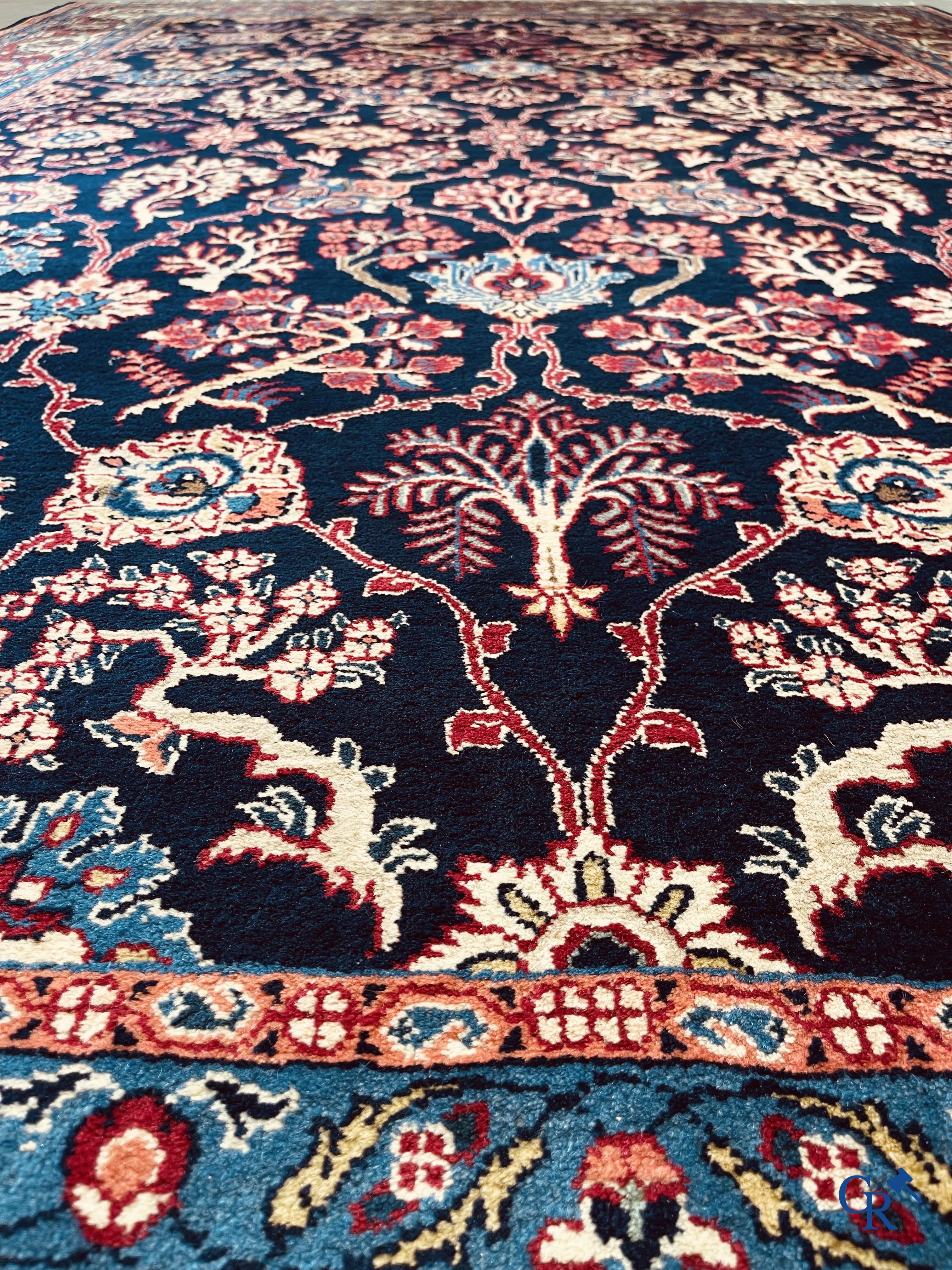 Tapis d'Orient. Iran. Grand tapis persan noué à la main avec un décor floral.