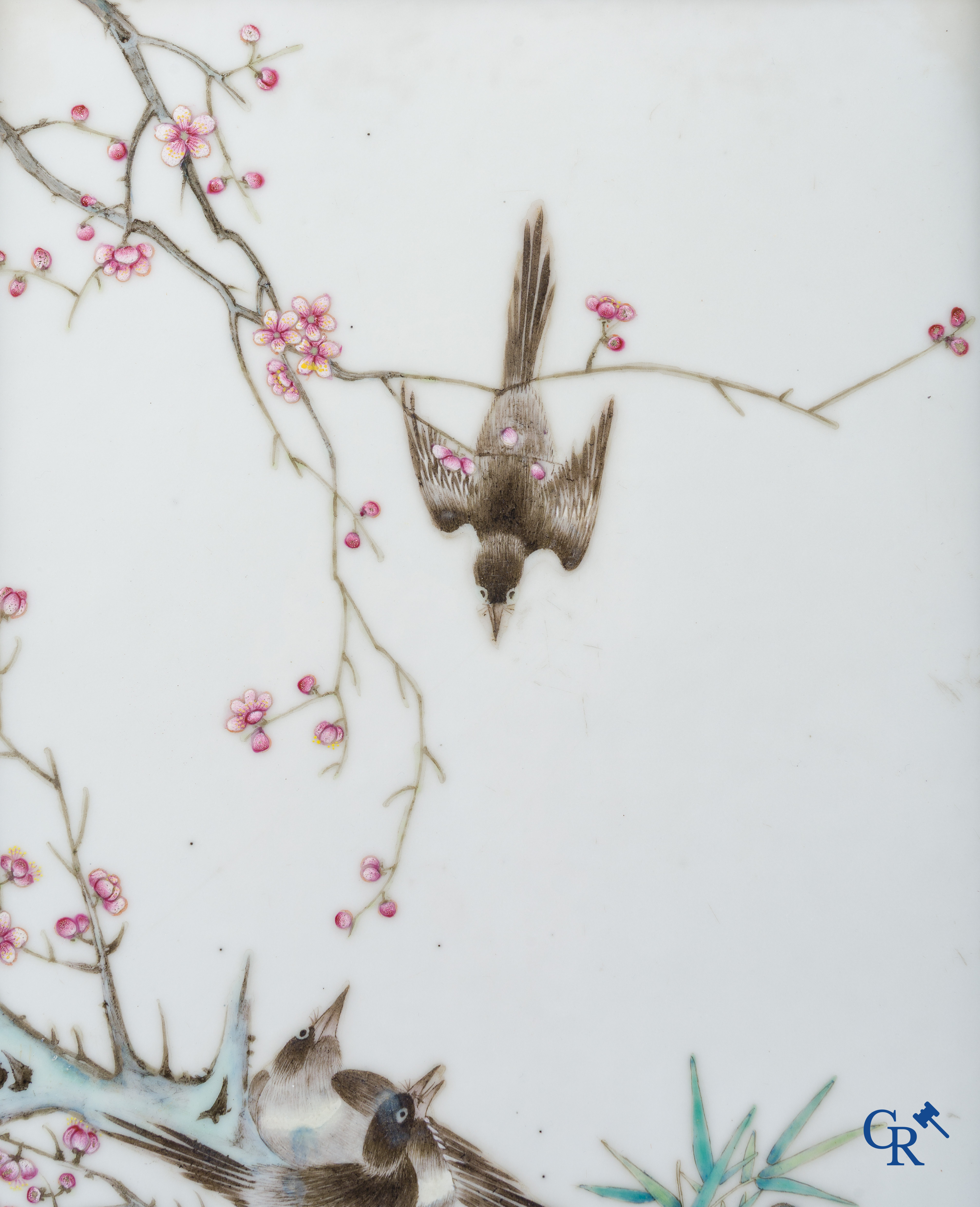 Aziatica, een grote Chinese porselein plakket met vogels en bloementakken. Gemerkt.