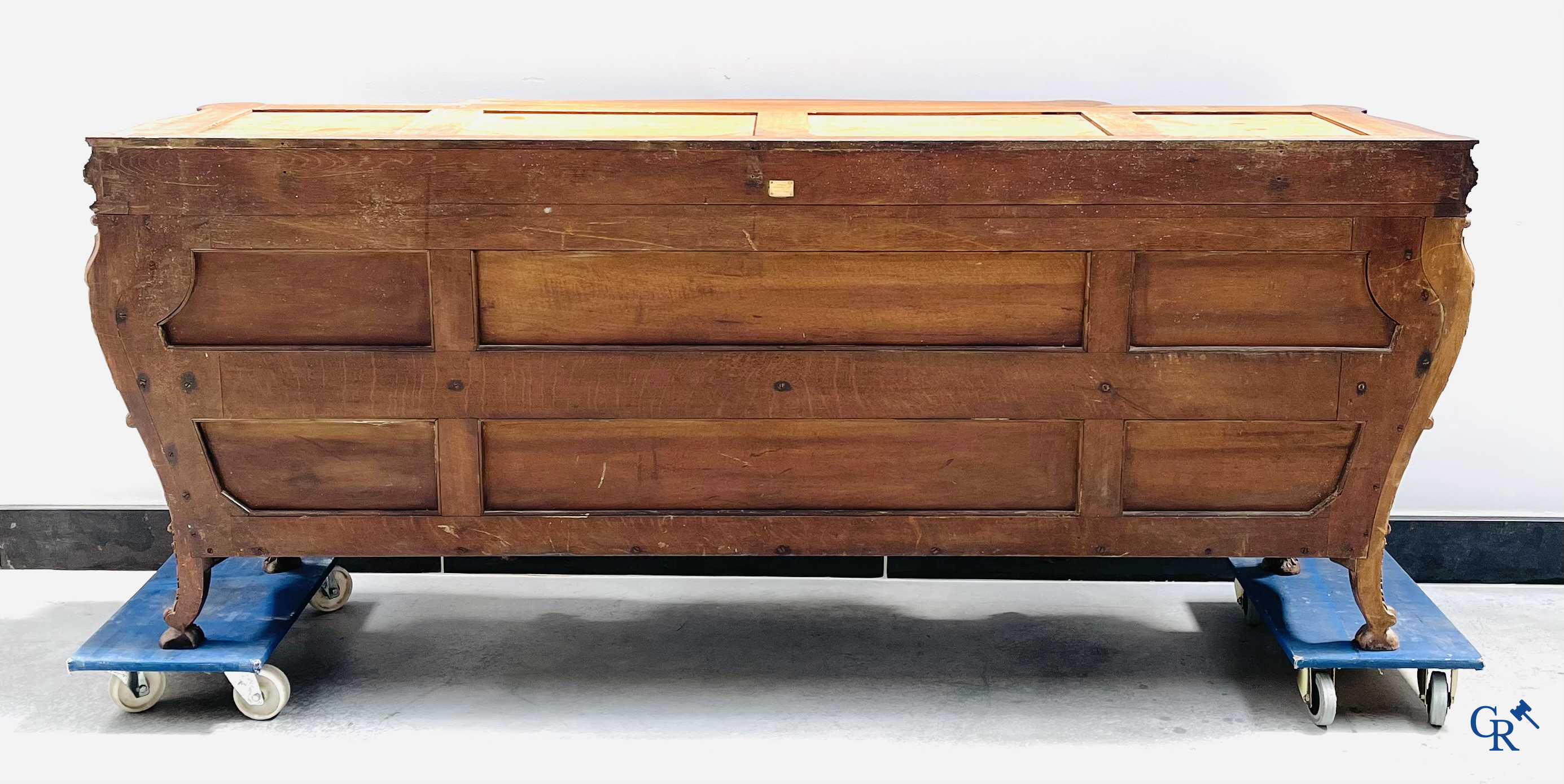 Maison Roll, 42, Rue Faubourg St. Antoine Paris. Een uitzonderlijk desserte meubel in gesculpteerd notelaar. LXVI-Stijl.