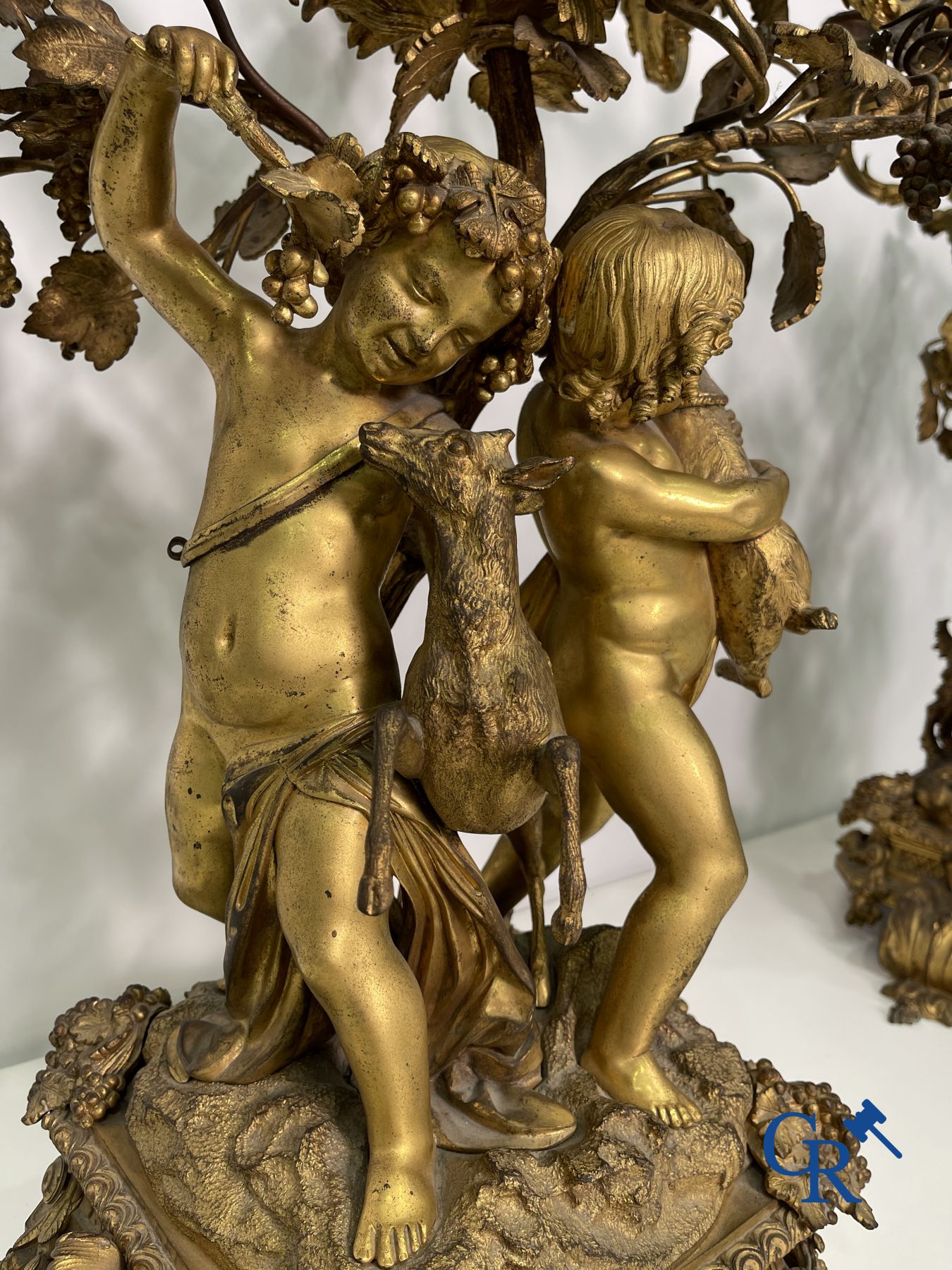 Important paire de chandeliers en bronze doré avec putti, style LXVI. Epoque Napoléon III.