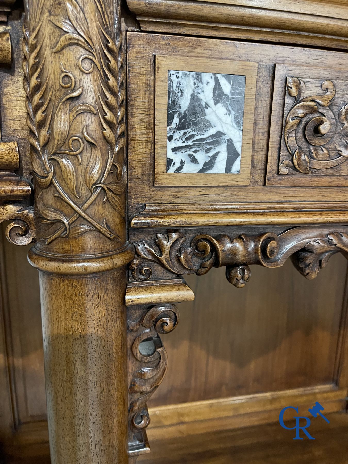 Mobilier : Une crédence finement sculptée en noyer, style néo-renaissance avec incrustation de marbre.