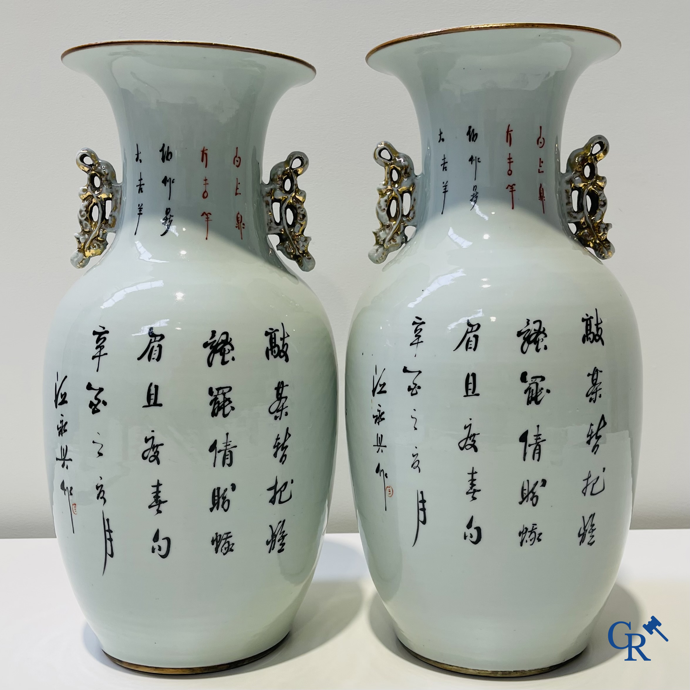 Art Asiatique: Porcelaine chinoise, paire de vases Chinois avec des dames dans un jardin. Période République.