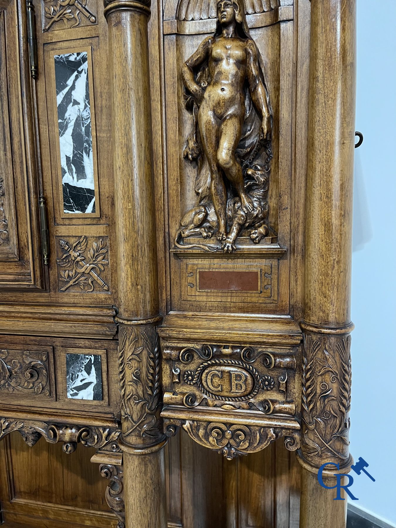 Mobilier : Une crédence finement sculptée en noyer, style néo-renaissance avec incrustation de marbre.