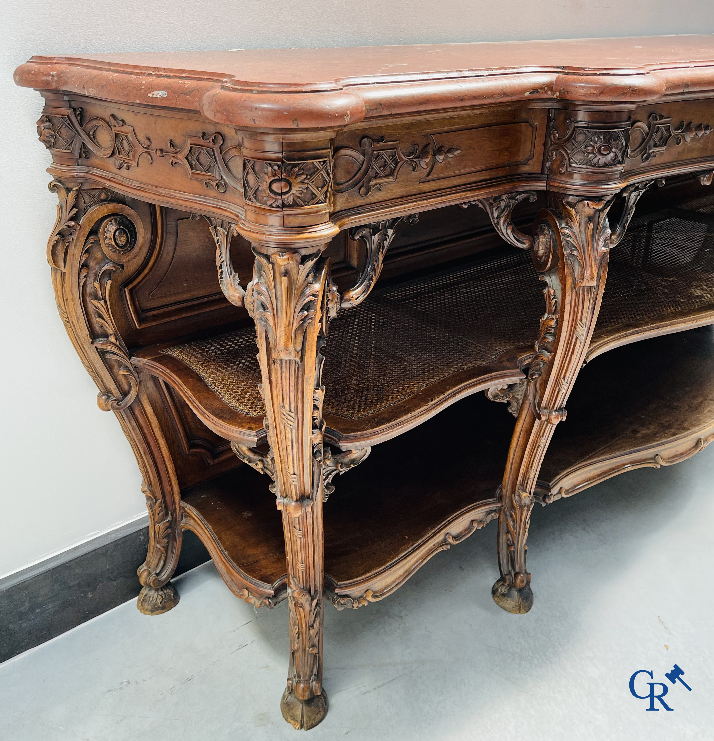 Maison Roll, 42, Rue Faubourg St. Antoine Paris. Een uitzonderlijk desserte meubel in gesculpteerd notelaar. LXVI-Stijl.