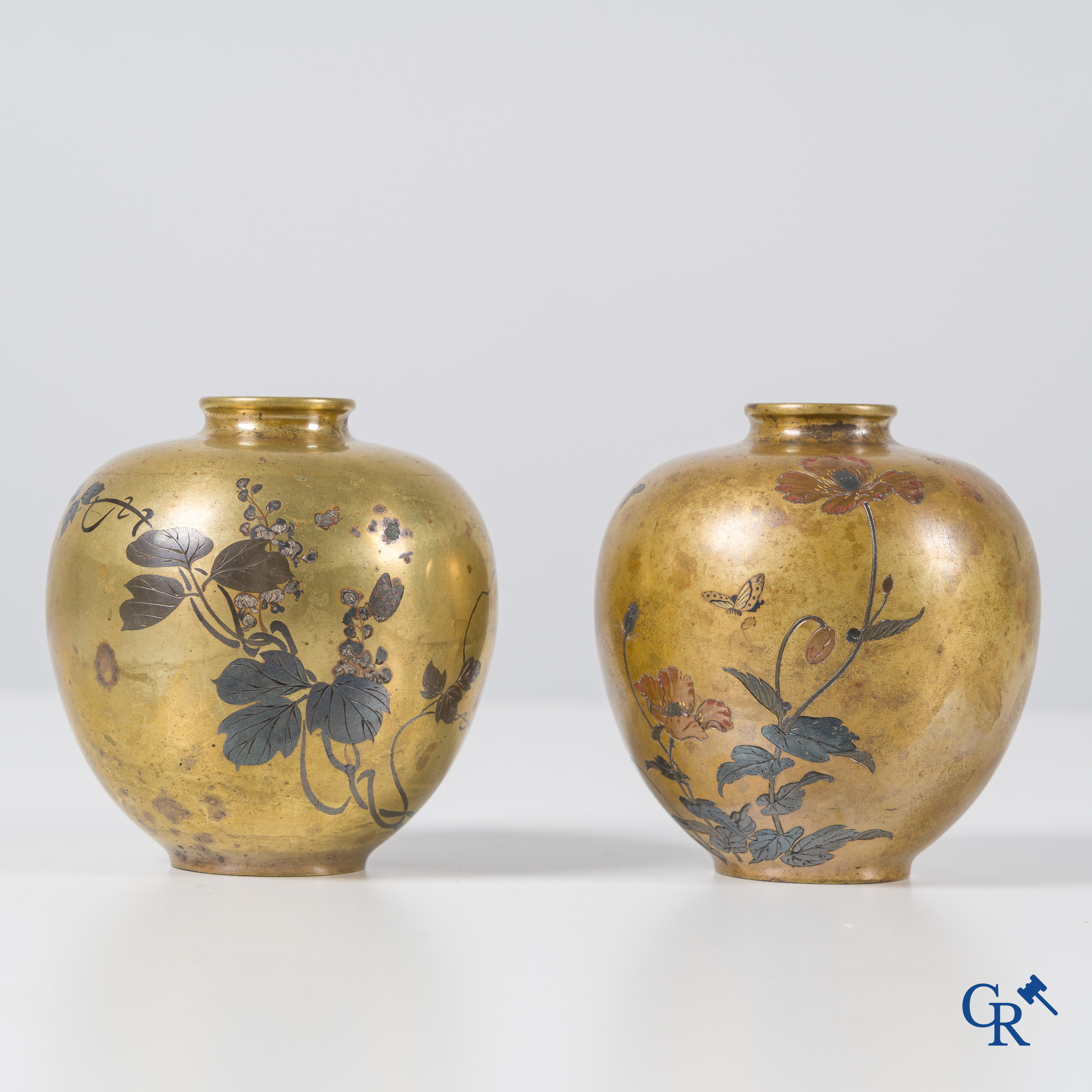 Art Asiatique: Une paire de vases japonais en bronze finement travaillés avec des incrustations d'argent et de cuivre. Période Meiji.