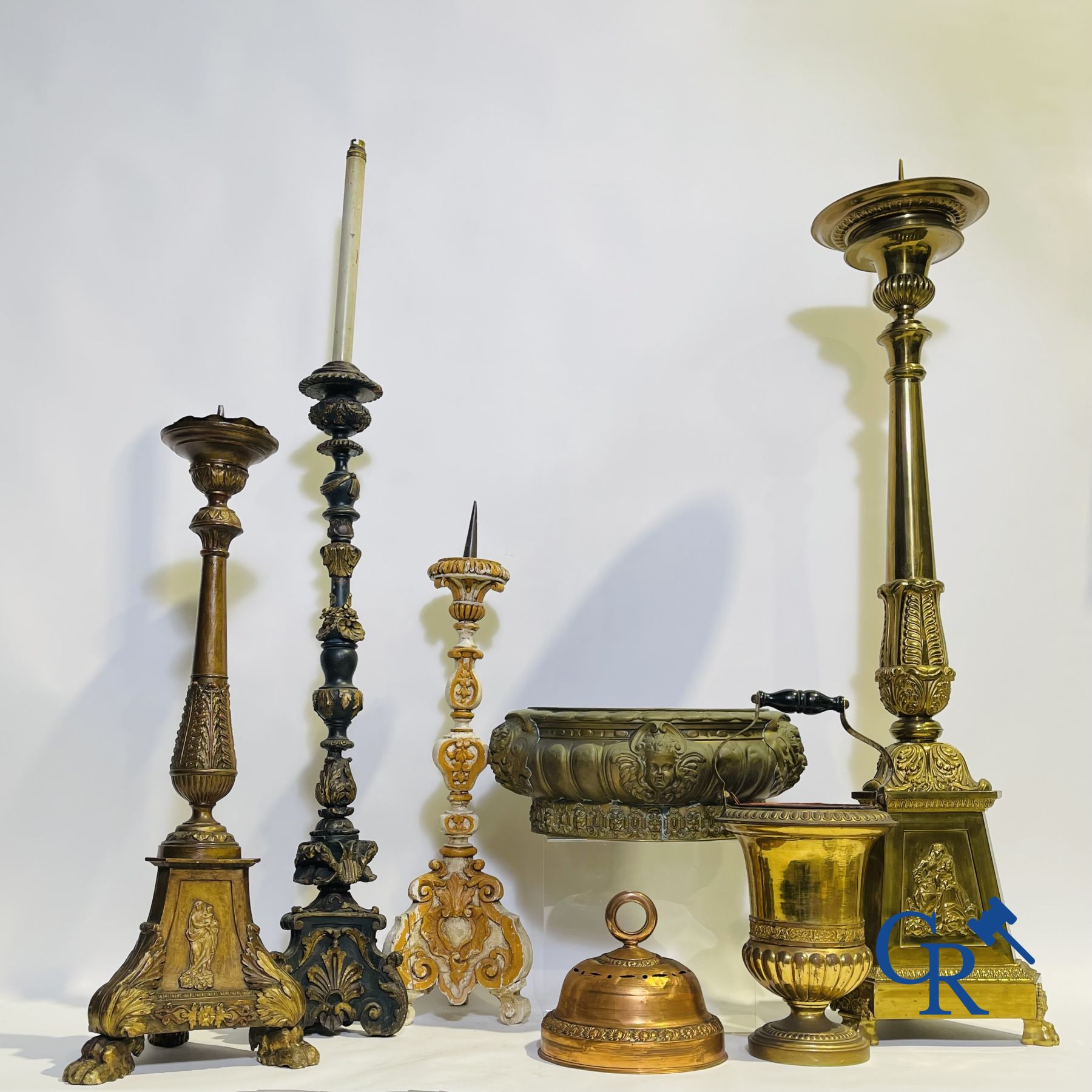 Lot d'objets religieux en bois et cuivre. XVIIIe - XIXe siècle. 4 chandeliers, une jardinière en cuivre, une cloche d'église et autres.