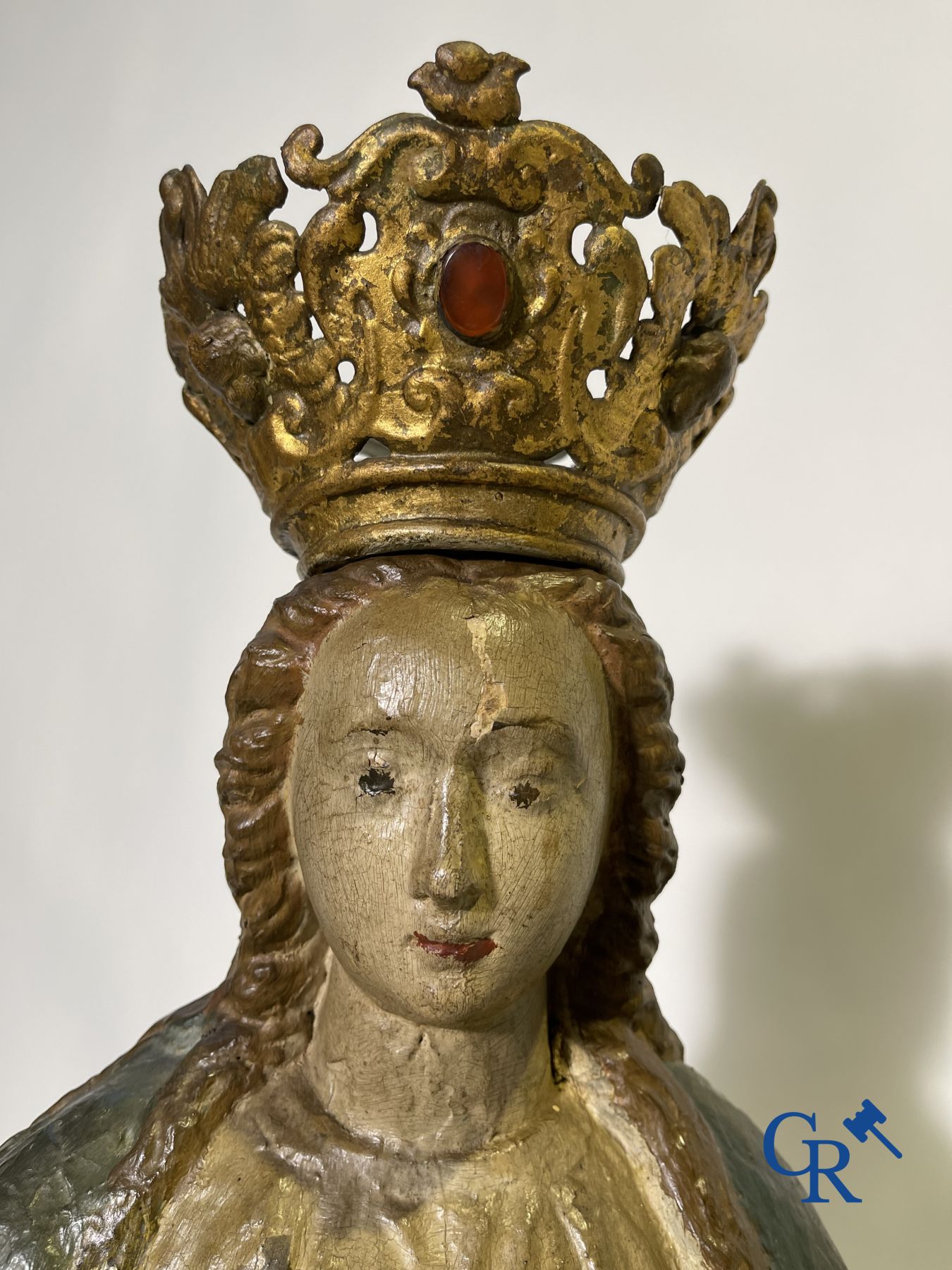 Sculpture Baroque en bois polychrome d'une Vierge à l'enfant. La couronne est incrustée d'une pierre semblable à de l'ambre.