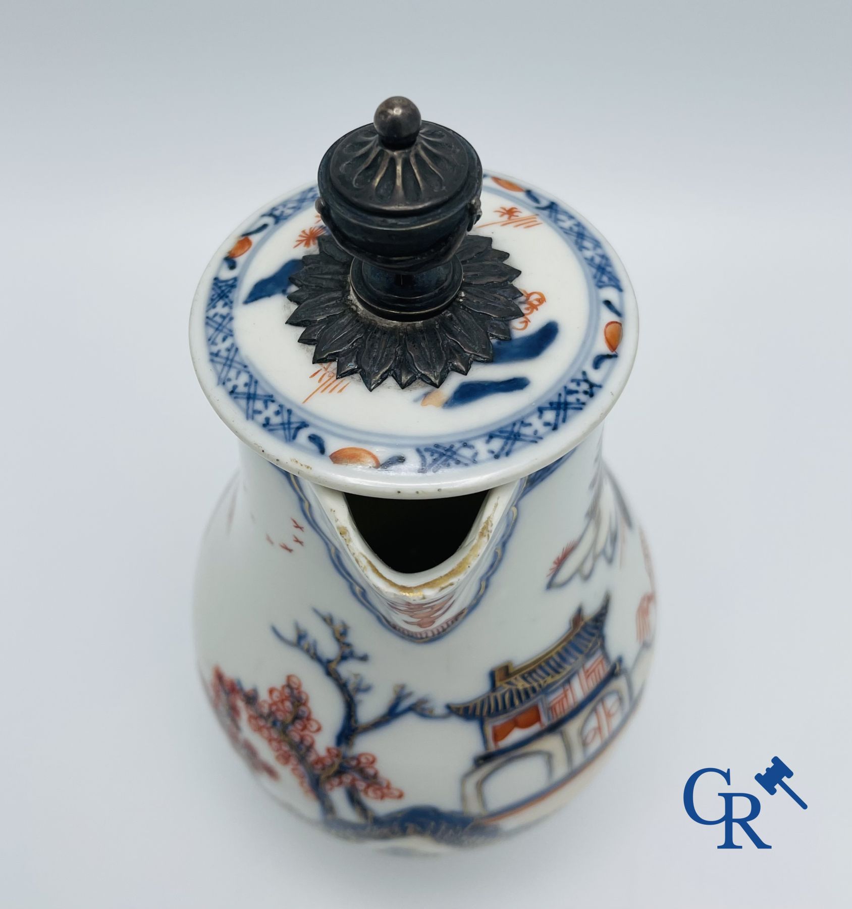 Art Asiatique : Cruche en porcelaine Chinoise décor imari montée en argent. Période Qianlong.