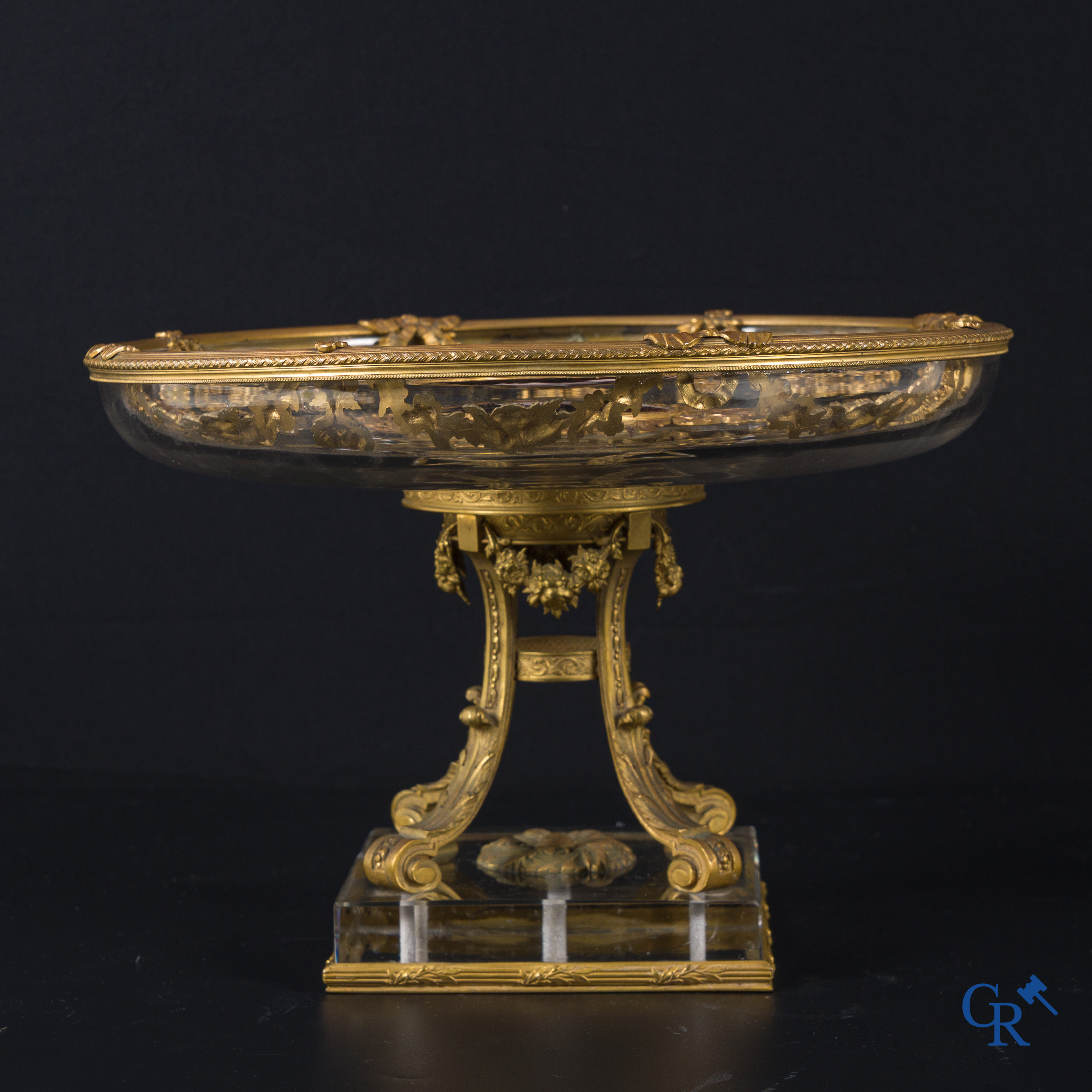 Exceptionel milieu de table en bronze finement doré, émail de Limoges et cristal. Vers 1920.