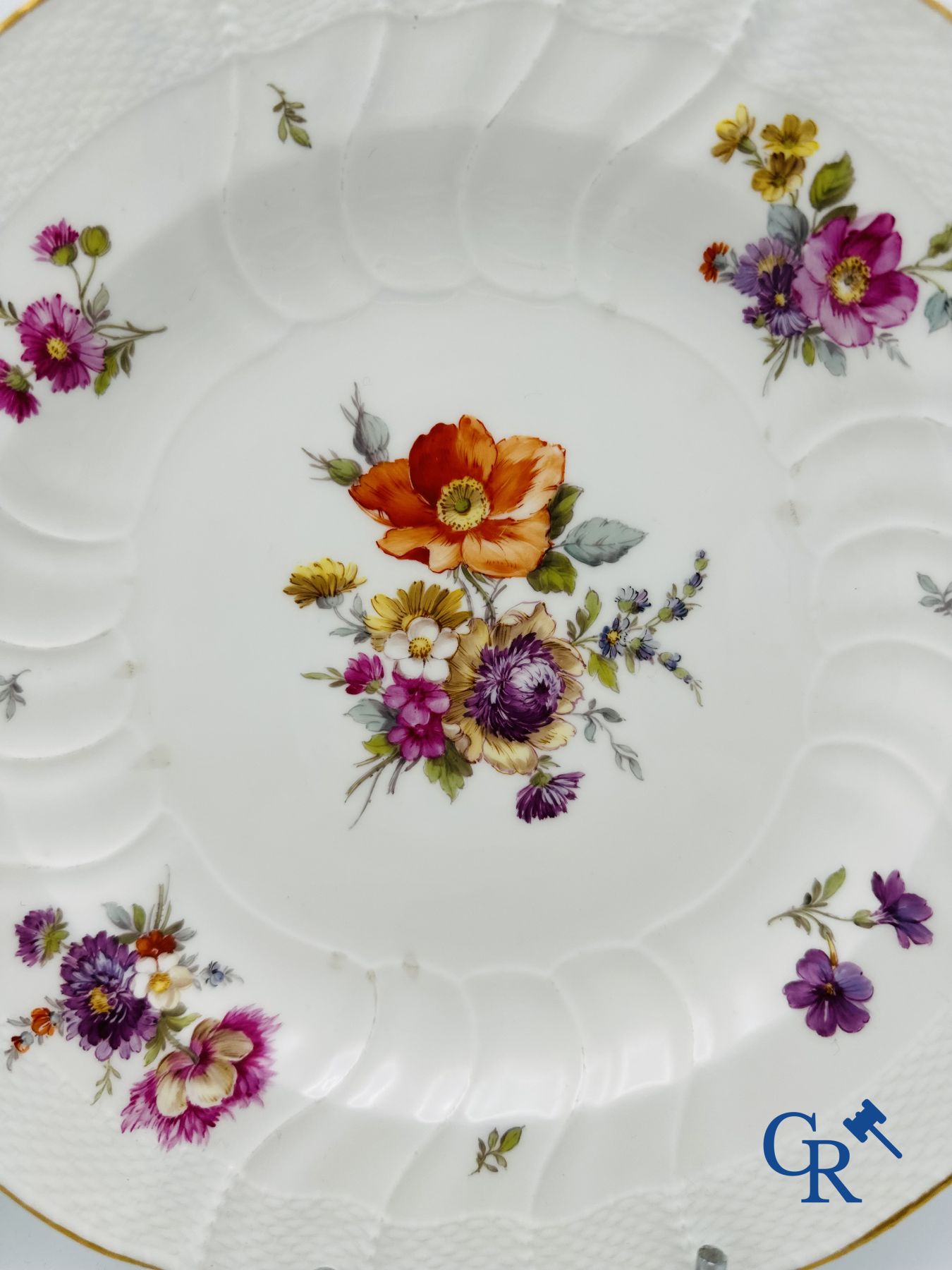 KPM: Manufacture Royale de Porcelaine de Berlin. Paire d'assiettes en porcelaine finement peinte.