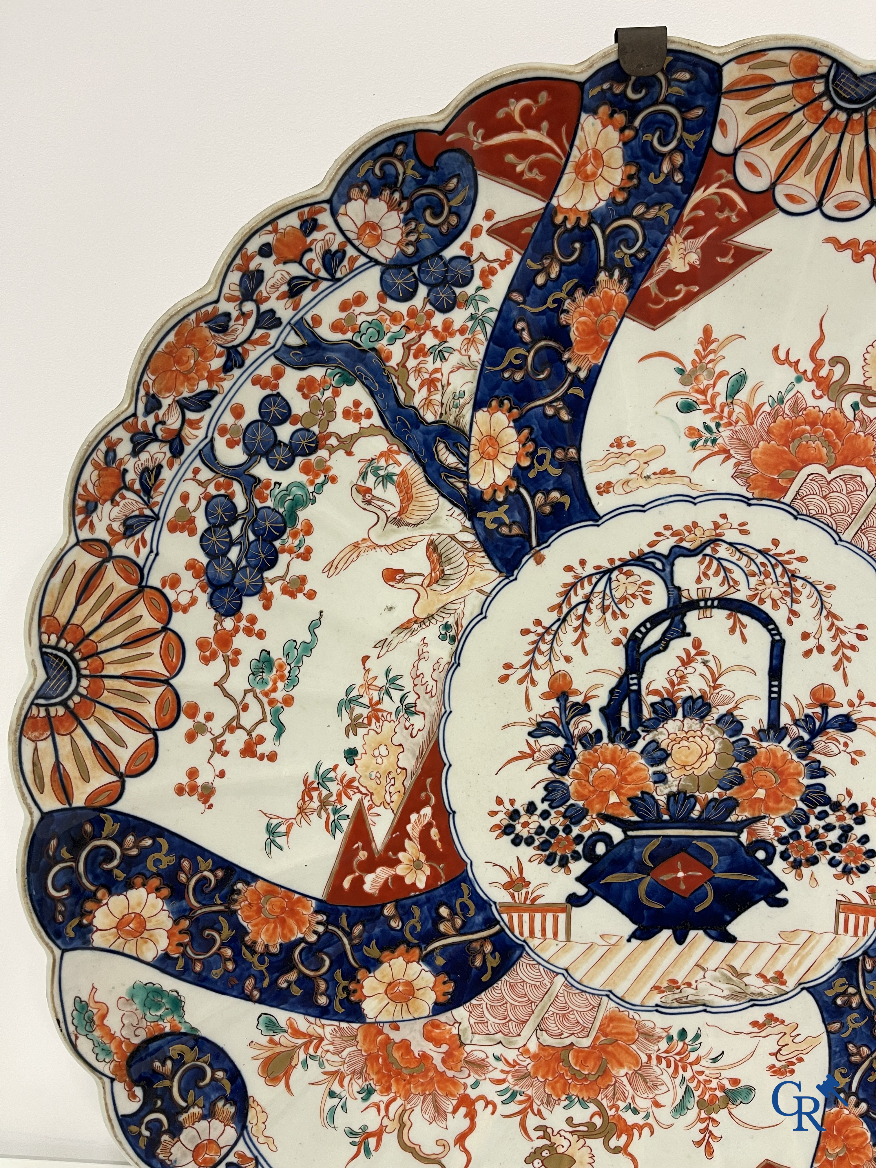 Art Asiatique: Un important plat en porcelaine imari. 19ème siècle.