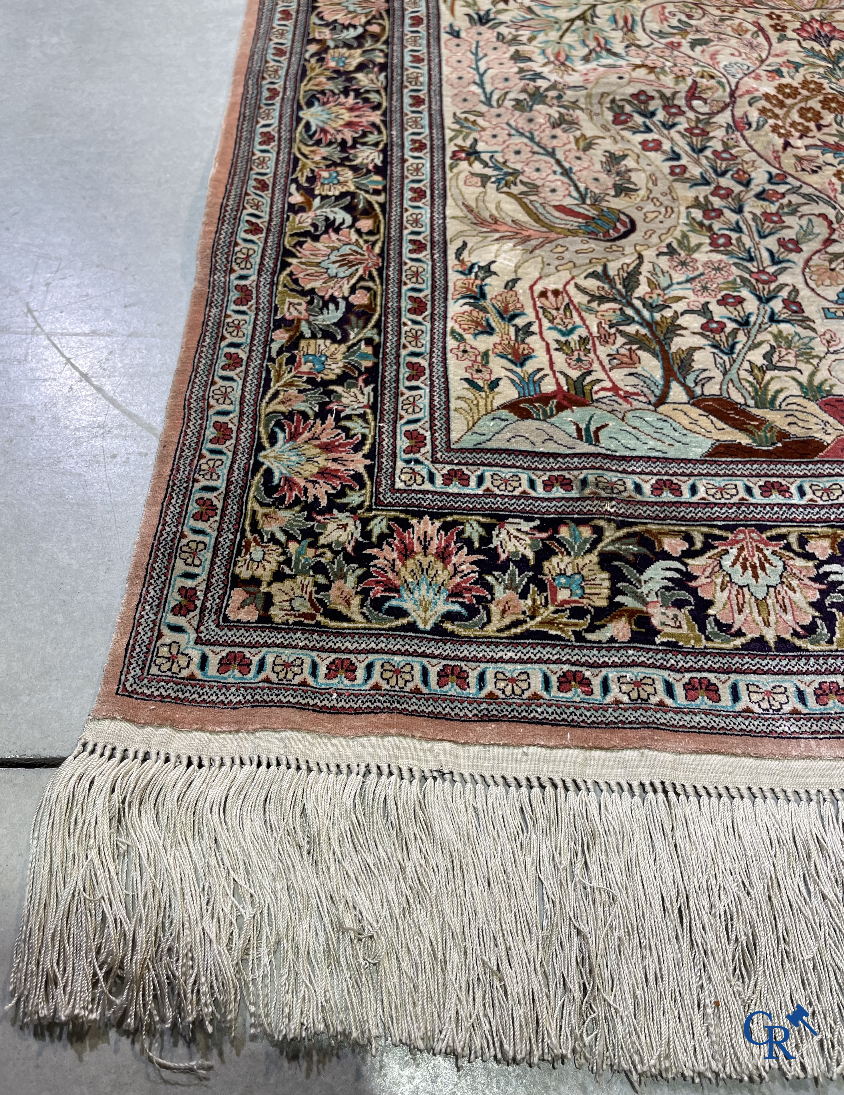 Tapis d'Orient: Un tapis persan en soie finement noué à la main avec un vase à fleurs et des oiseaux dans un décor floral.