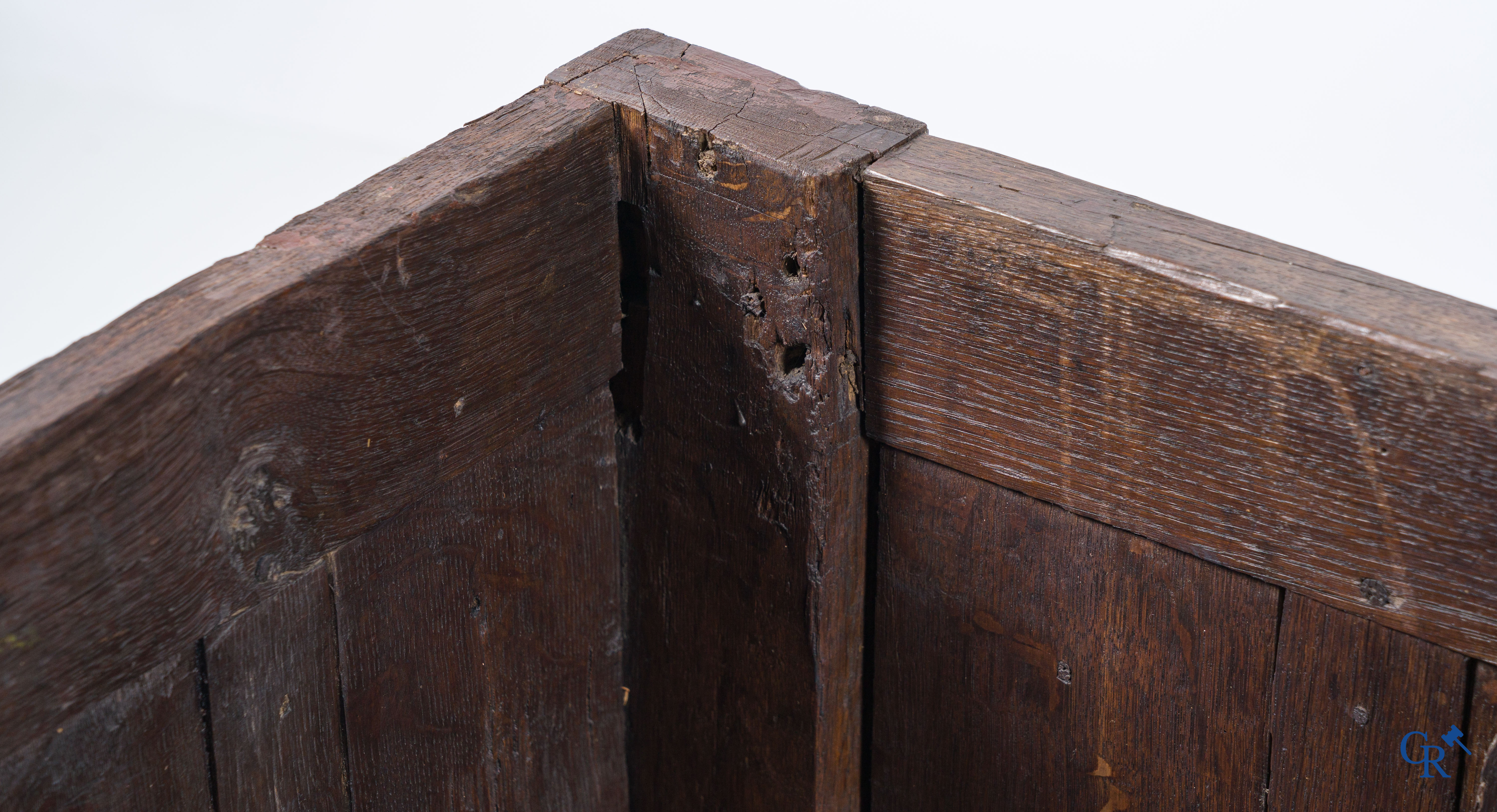 Gotiek. Een Gotische eikenhouten gesculpteerde koffer met zijn slotwerk in smeedijzer. 2de helft 15e eeuw.