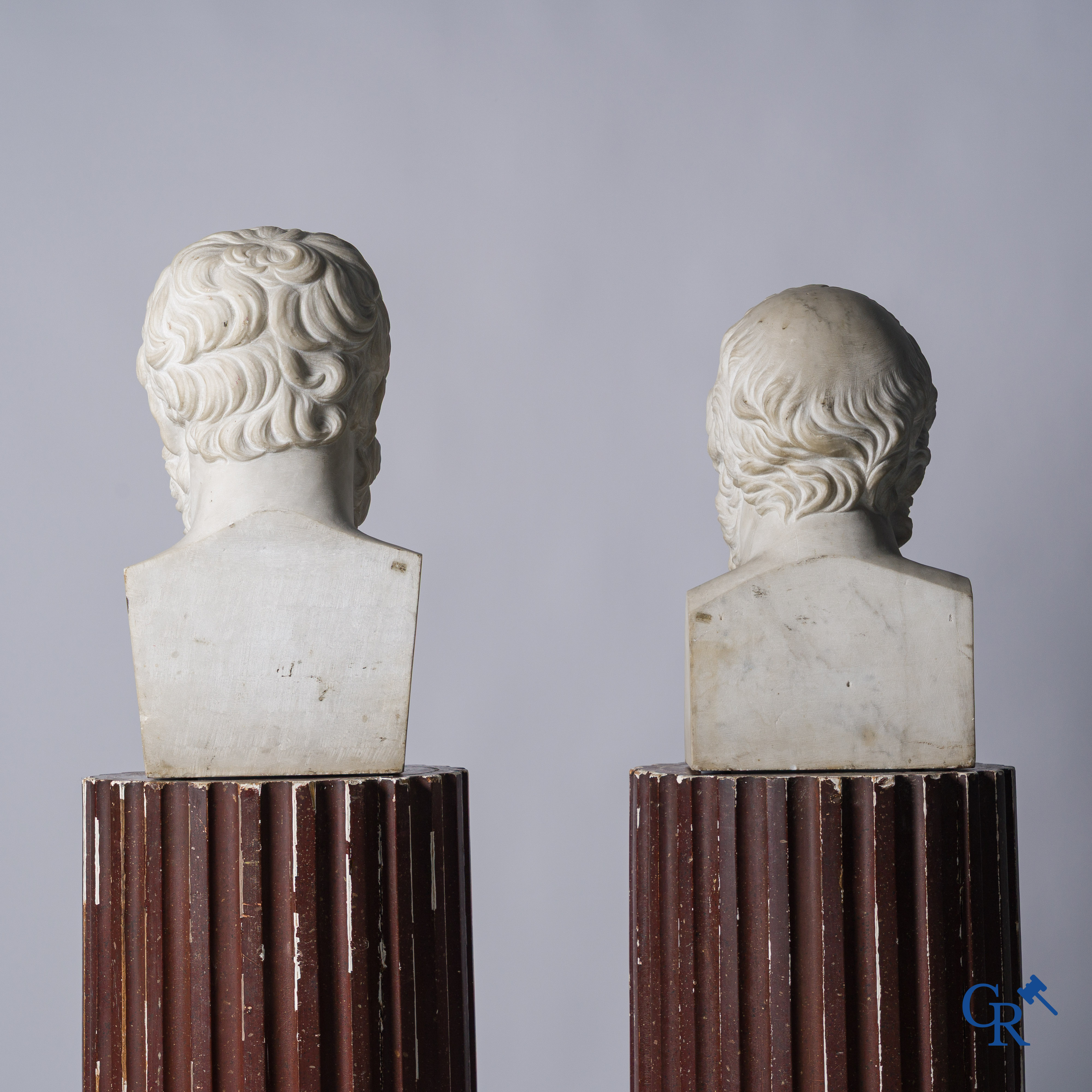 2 imposante bustes in witte marmer van de Griekse filosoof Socrates en de Griekse wijze Bias van Priëne. 18e-19e eeuw.