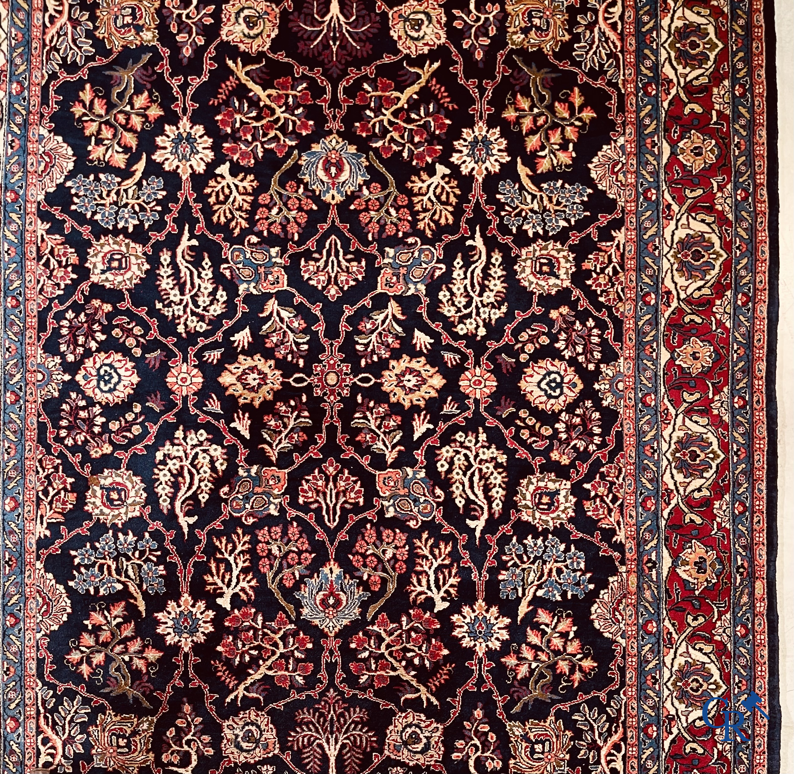 Tapis d'Orient. Iran. Grand tapis persan noué à la main avec un décor floral.