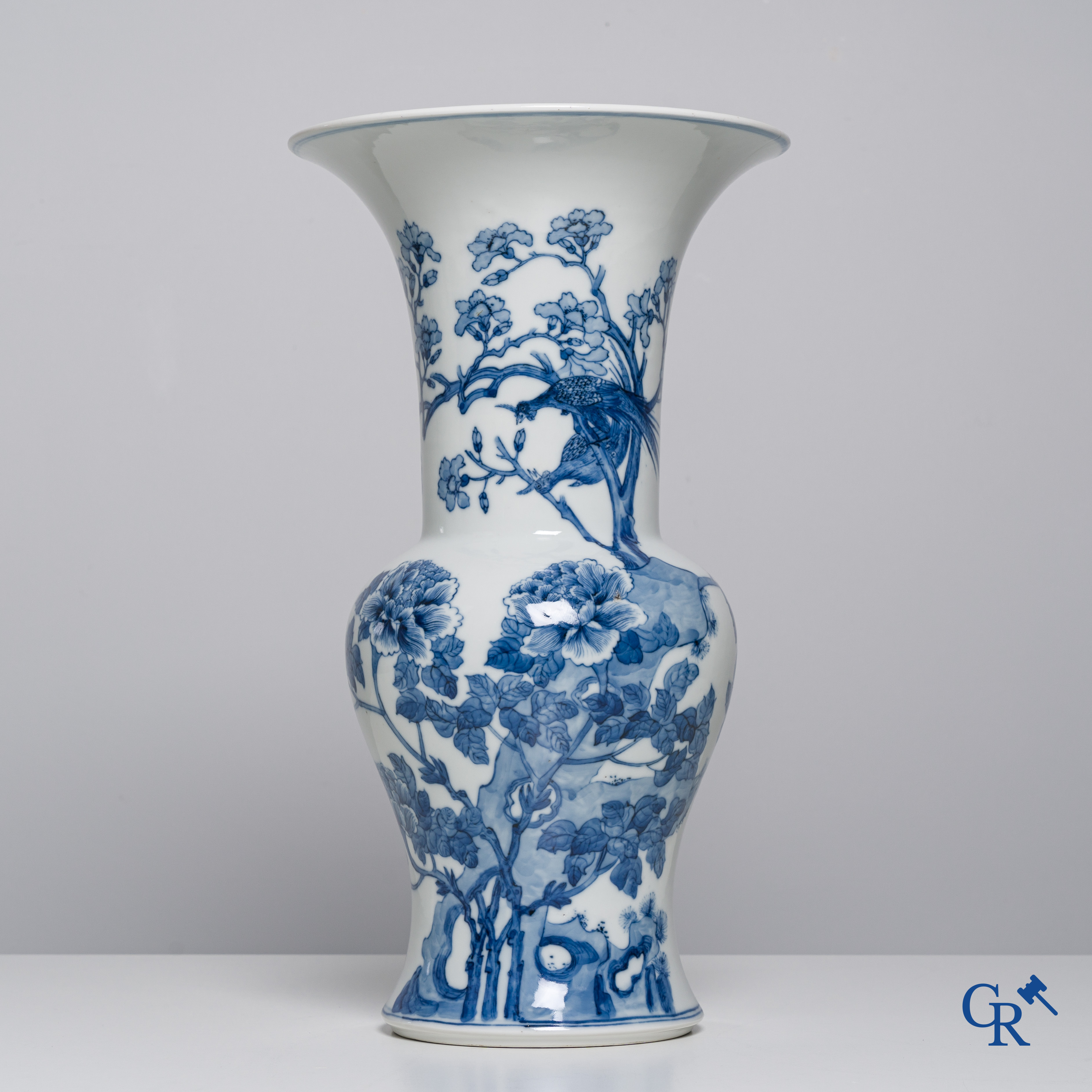 Art Asiatique, porcelaine chinoise, un vase yen yen bleu blanc avec des oiseaux et des fleurs. Kangxi mark.