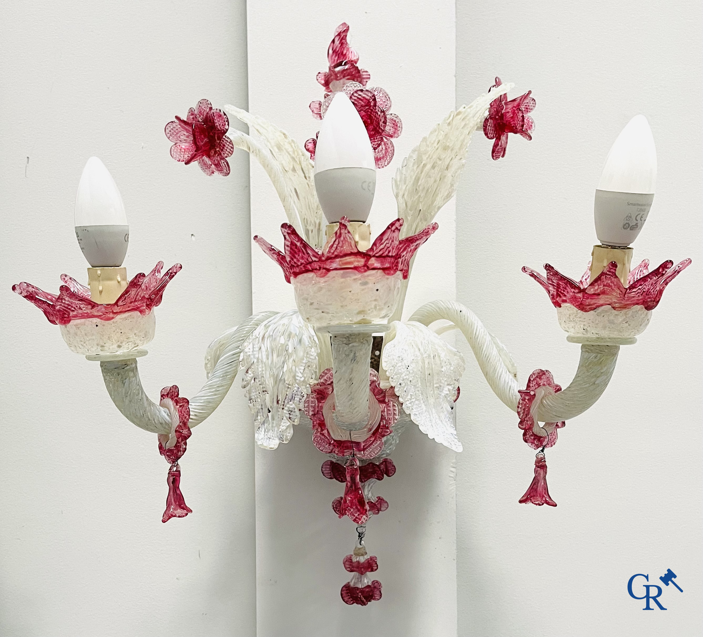 Un lot d'une lampe de table vénitienne, une paire de grandes appliques en verre vénitien et un plafonnier en Murano.