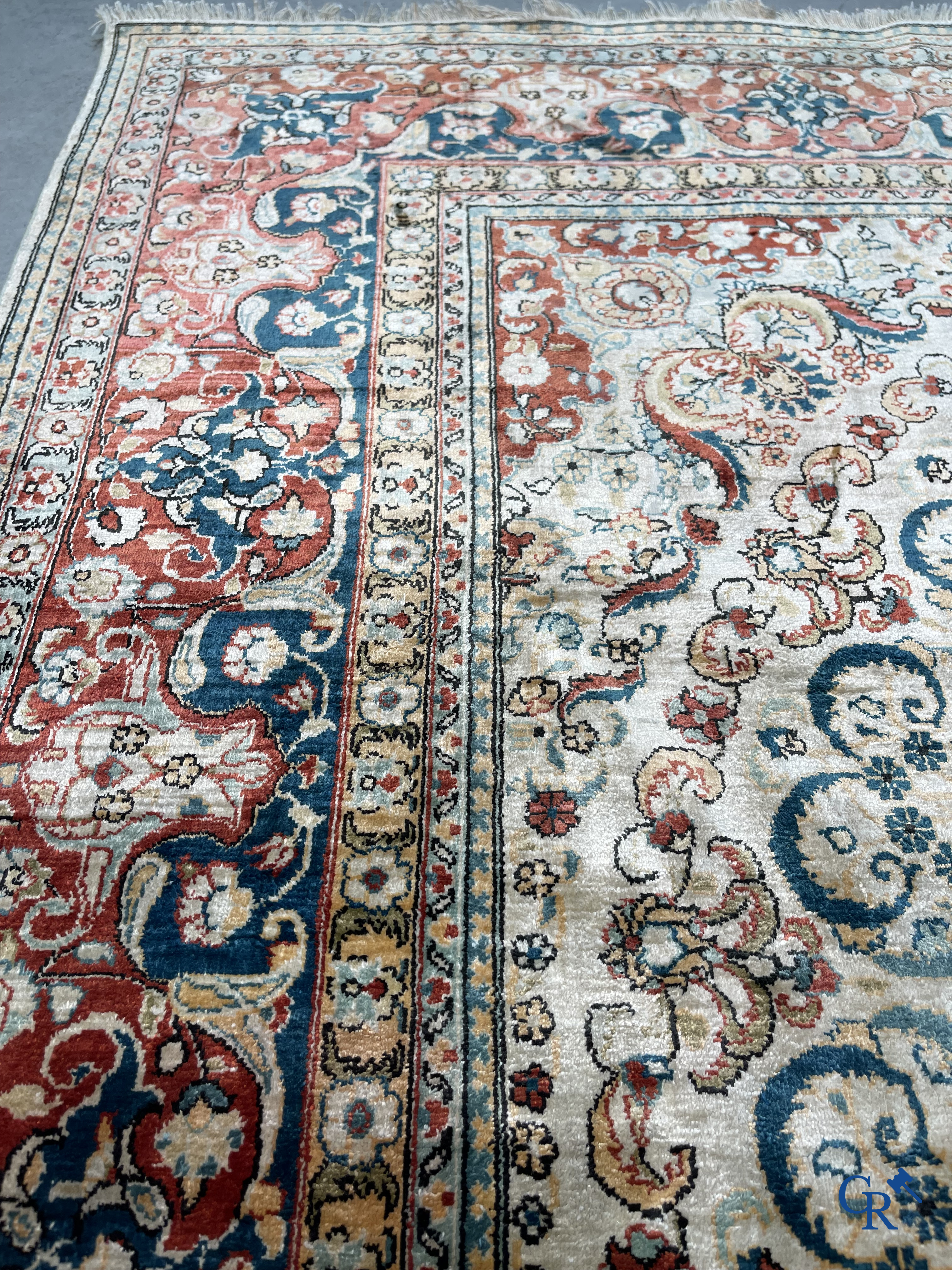 Tapis d'Orient: Hereke, un tapis en soie finement noué au décor floral.