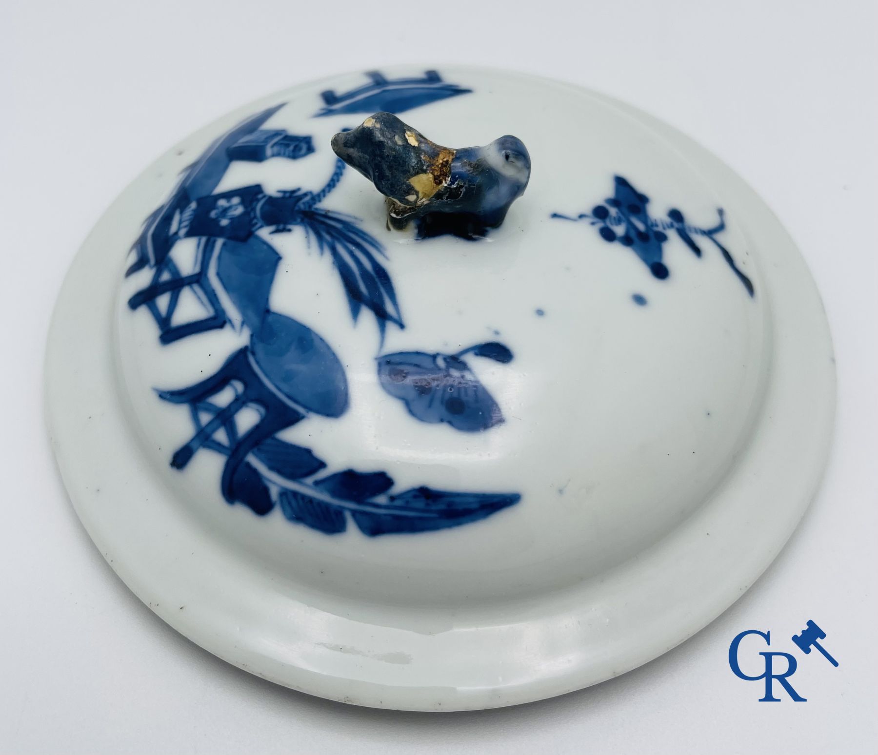 Asian Art: Beautiful lot of Chinese porcelain.