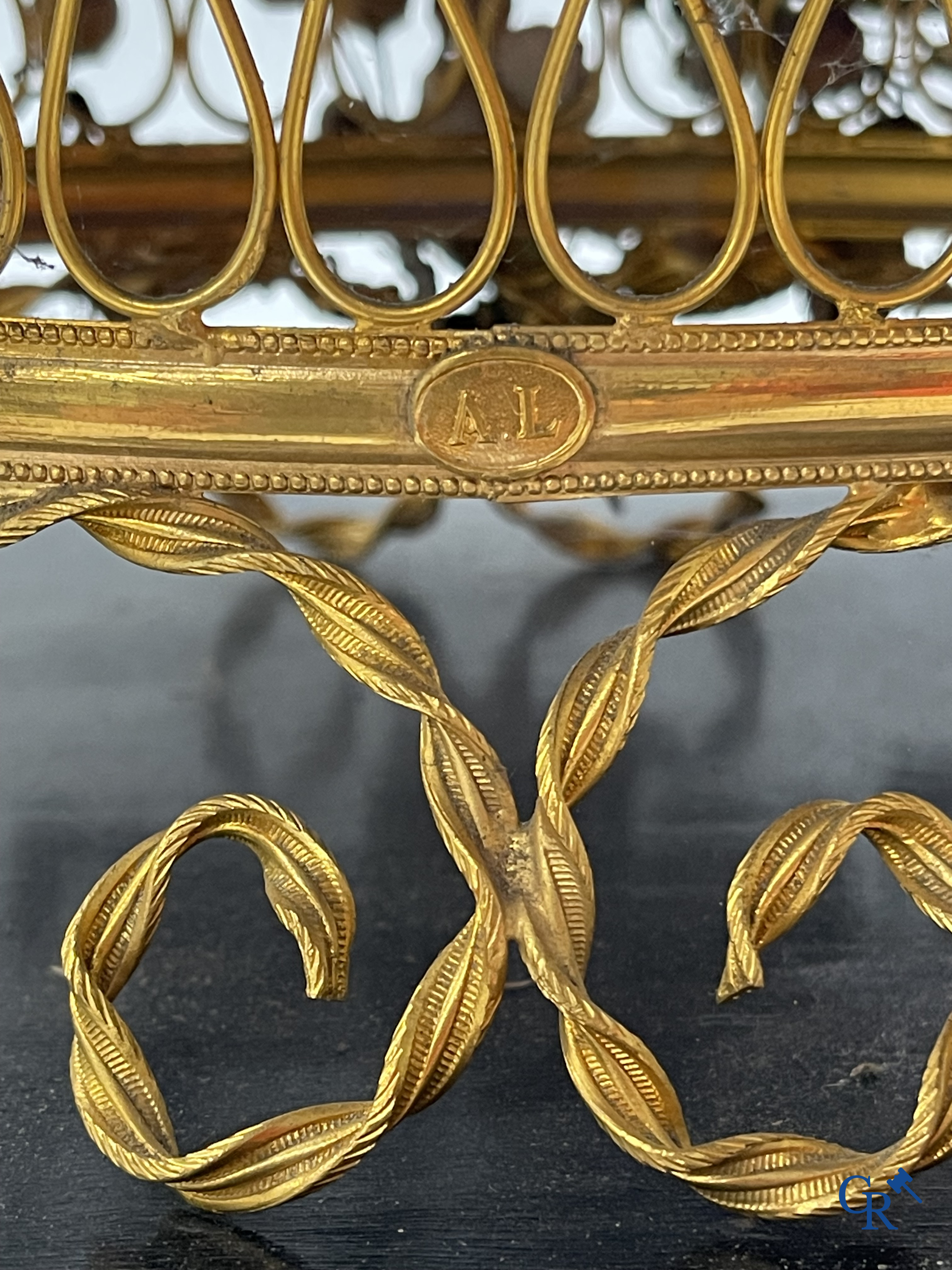 2 globes en verre avec un bouquet de mariée sur un coussin avec un pied en métal doré et un pied en porcelaine de Paris.