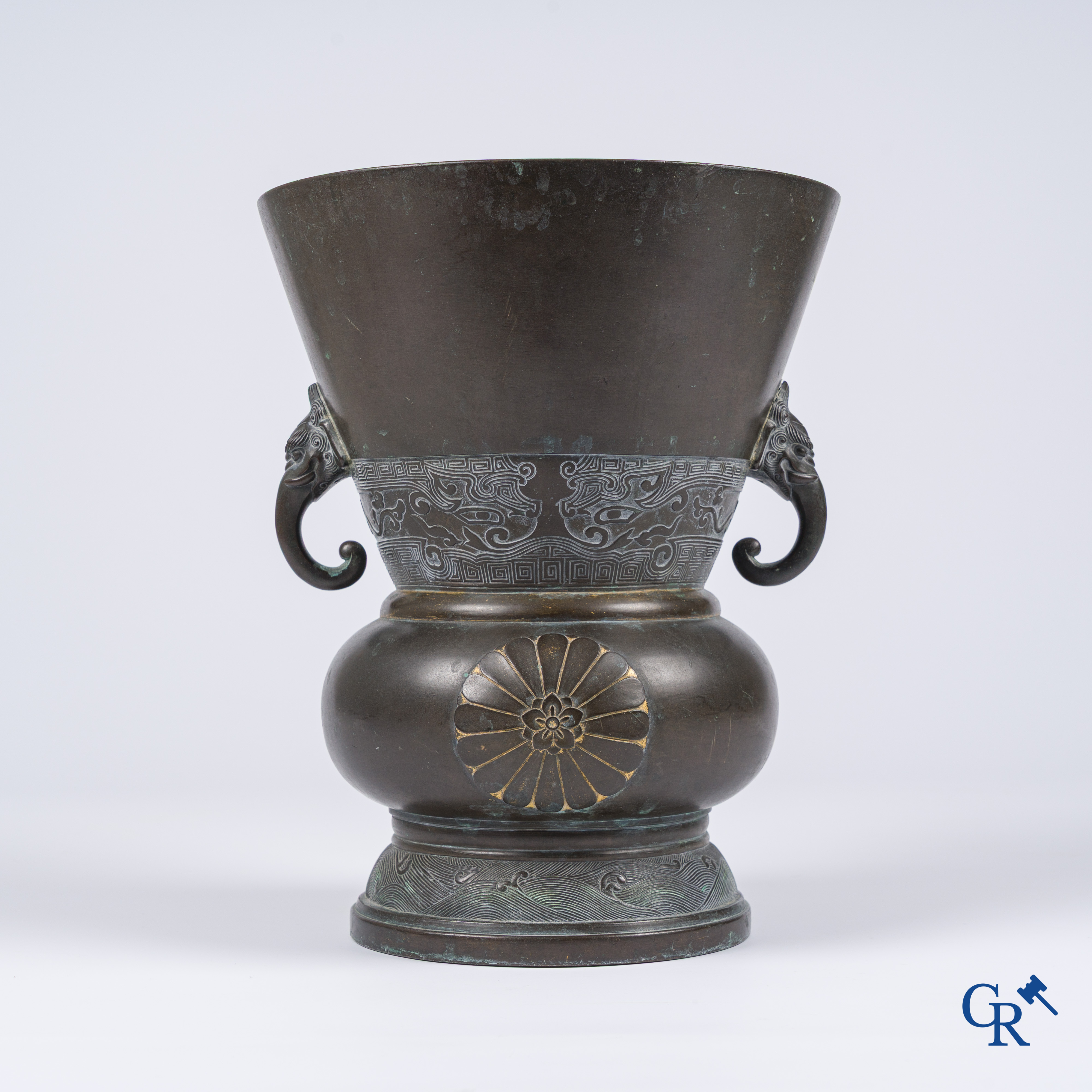 Aziatica, Een Chinese bronzen vaas met verguldsel. (inscripties in inkt op de bodem)