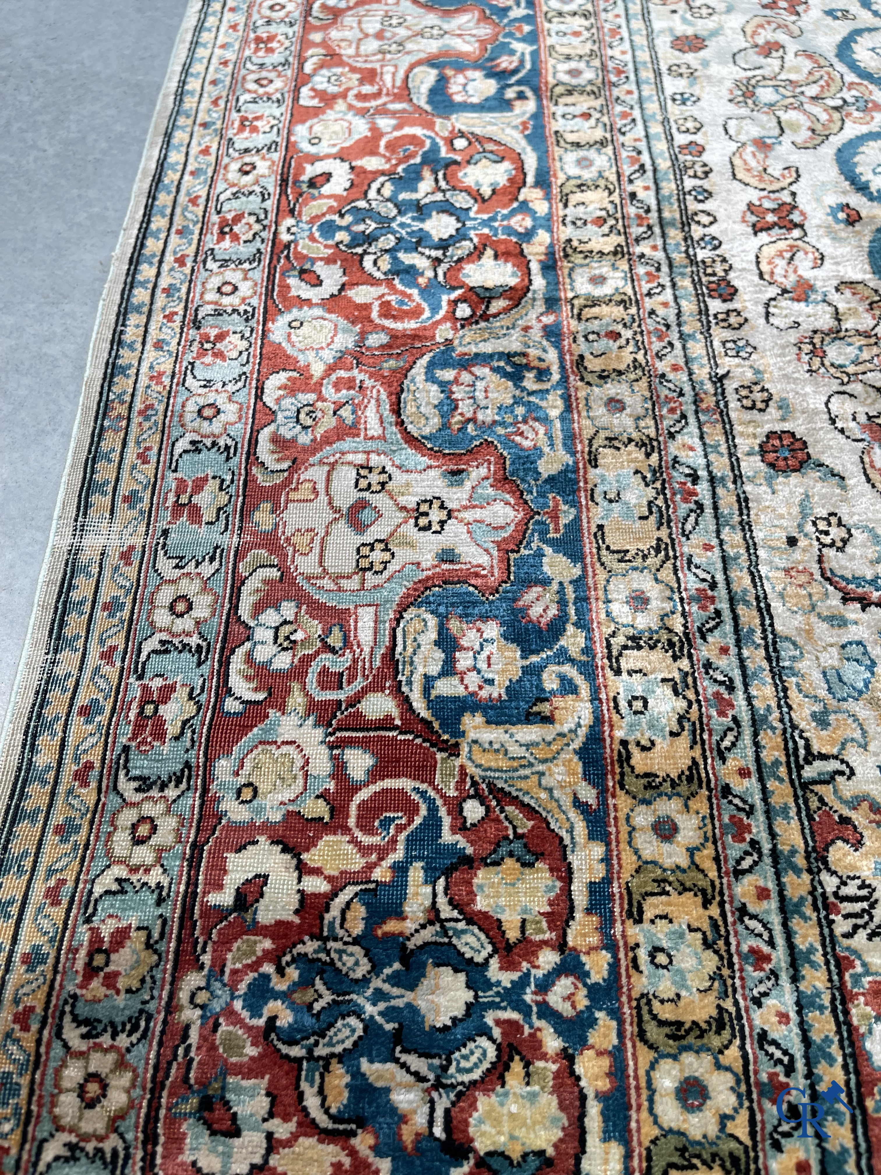 Tapis d'Orient: Hereke, un tapis en soie finement noué au décor floral.