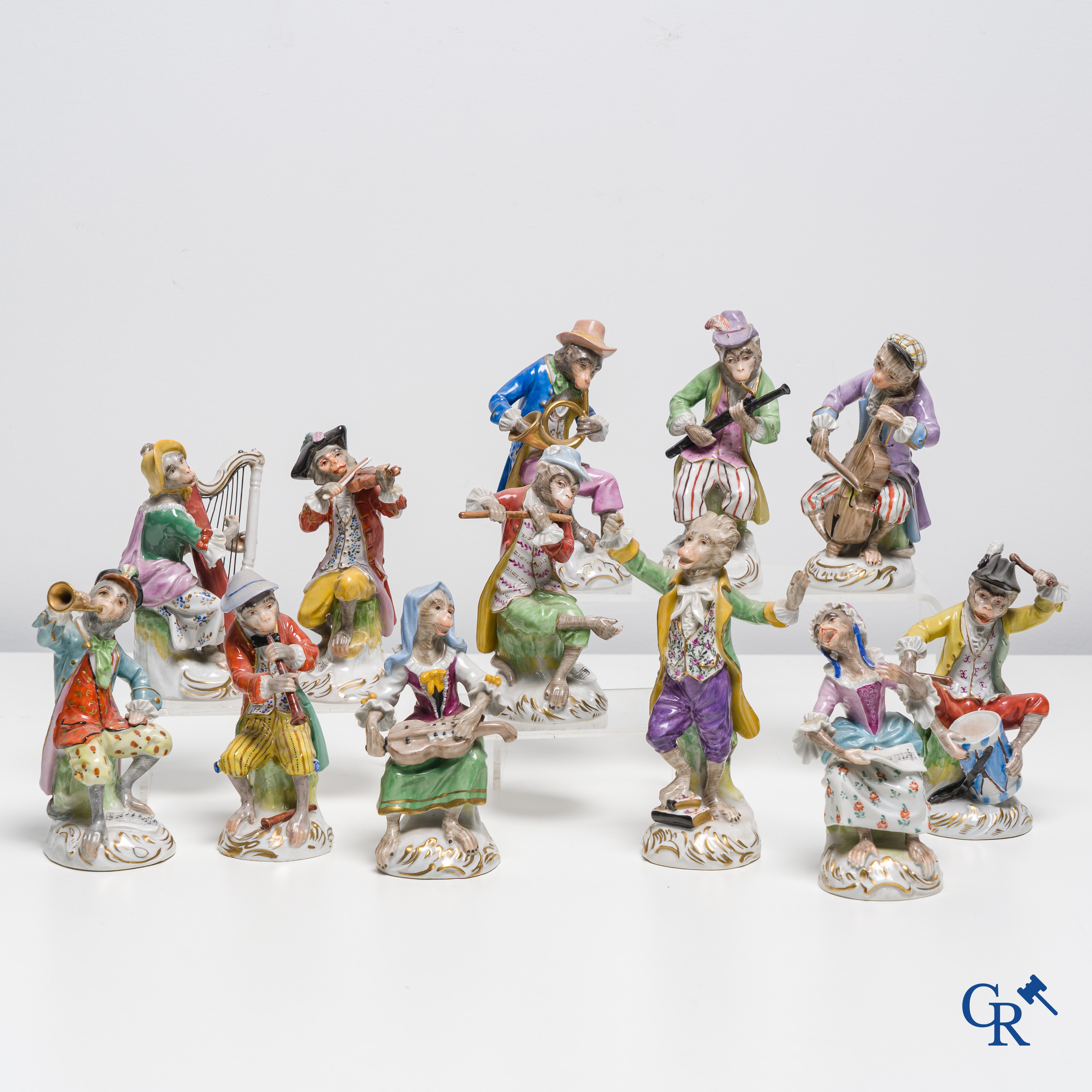 Porcelaine européenne: Un orchestre de singe 12 pièces en porcelaine de Dresde. Marqué.