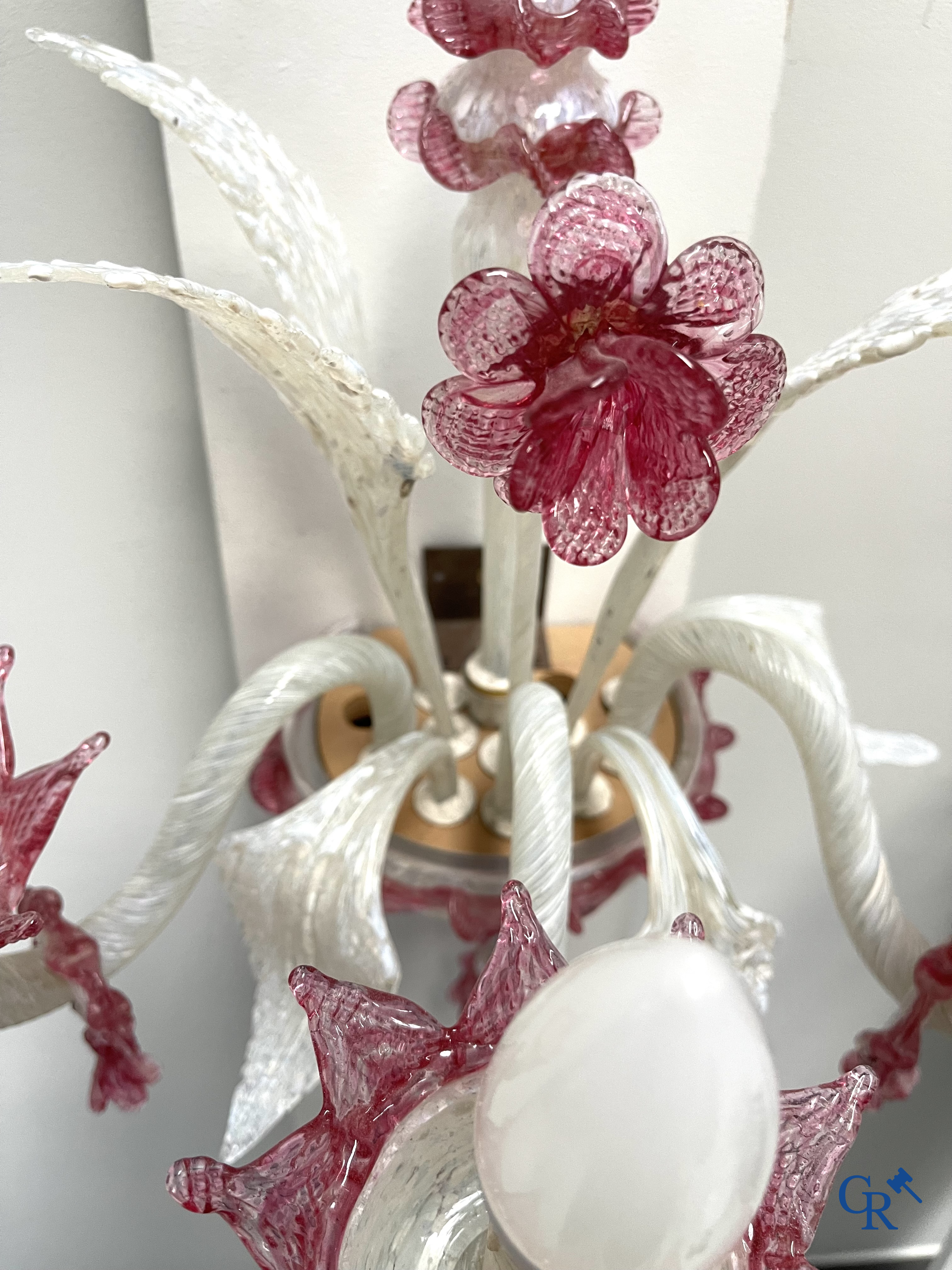 Un lot d'une lampe de table vénitienne, une paire de grandes appliques en verre vénitien et un plafonnier en Murano.