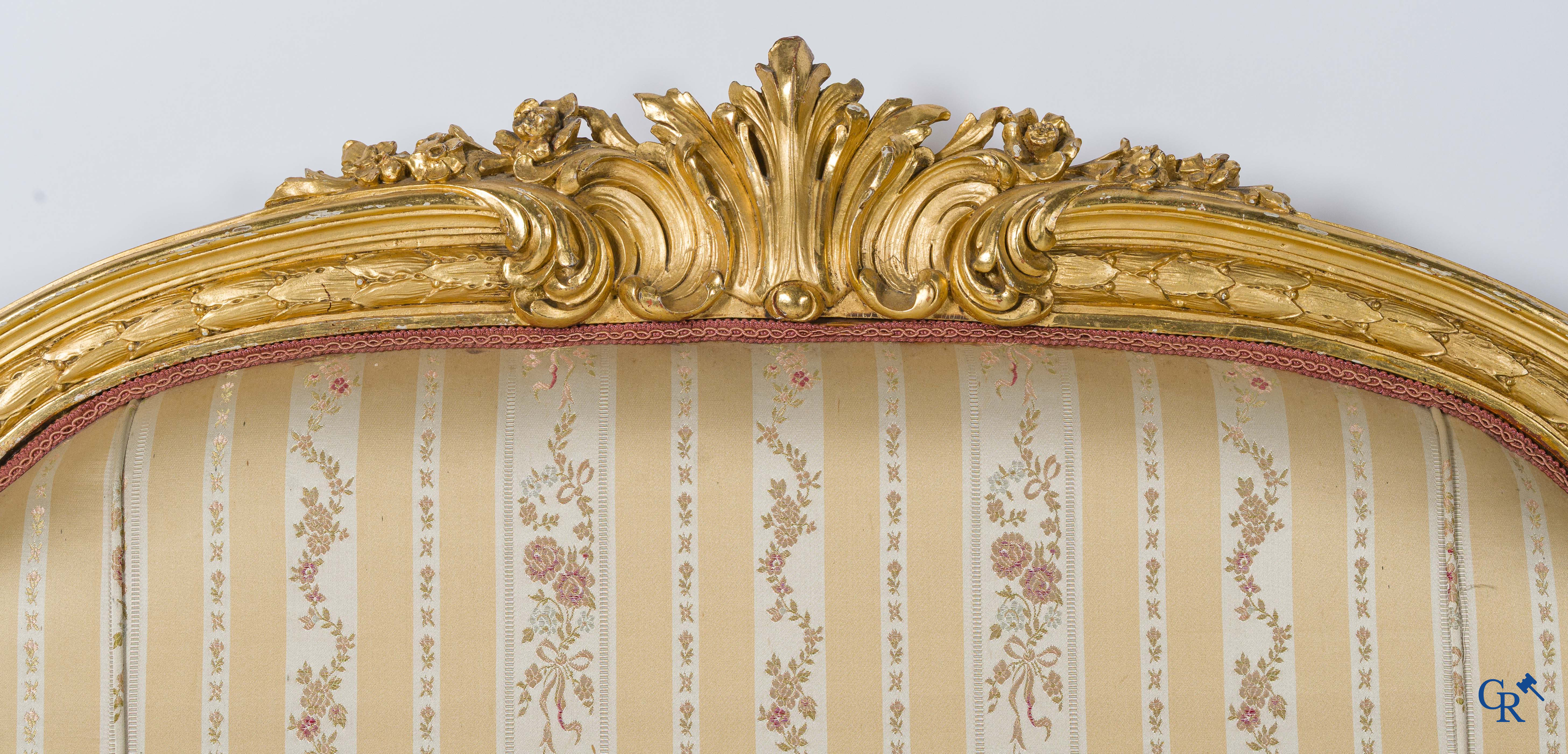 Napoleon III-periode. Een imposante 5-delig rijkelijk hout gesculpteerde en vergulde salon. Circa 1880.