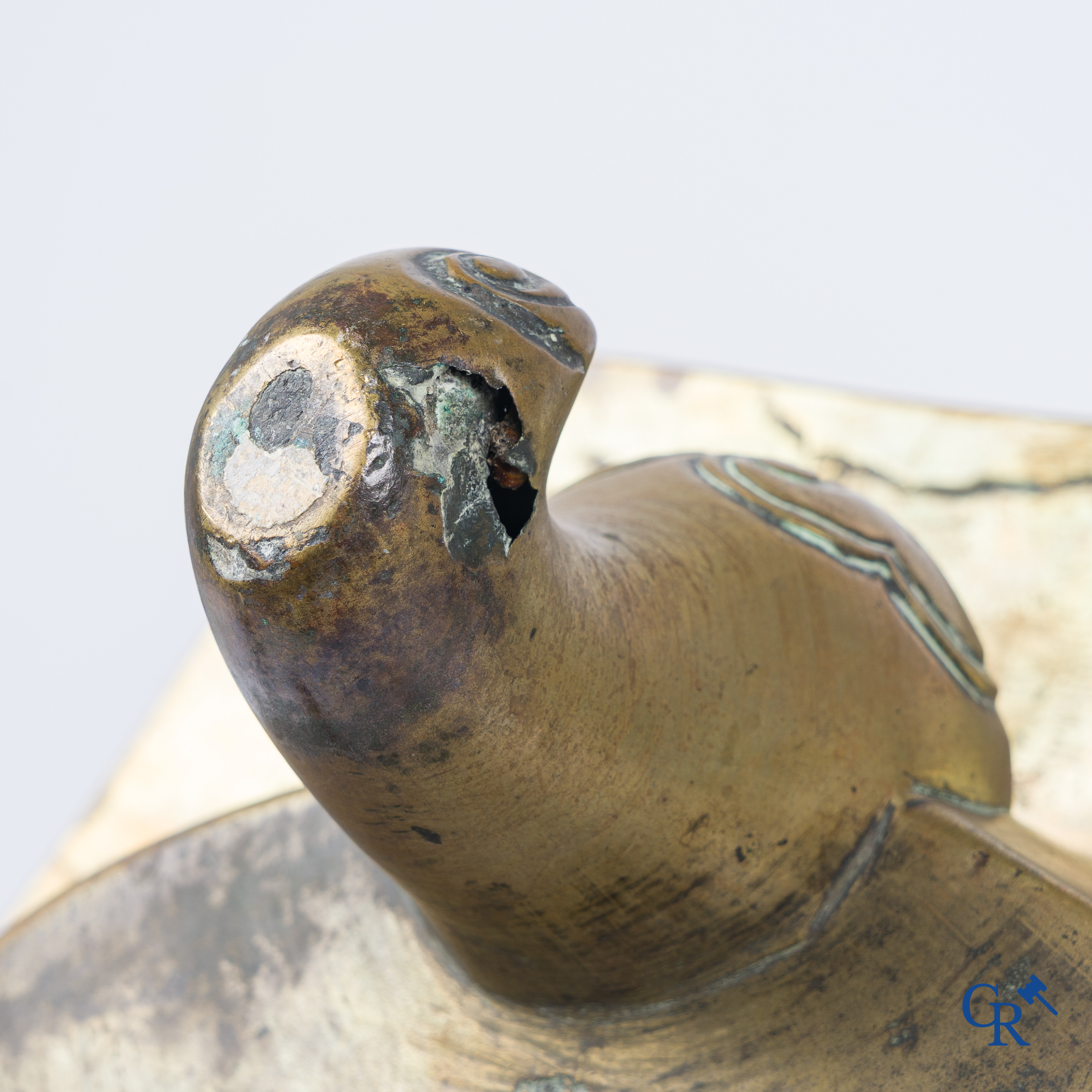 Aziatica. Een grote 3-potige en gedecoreerde bronzen wierookbrander. China 18e-19e eeuw.