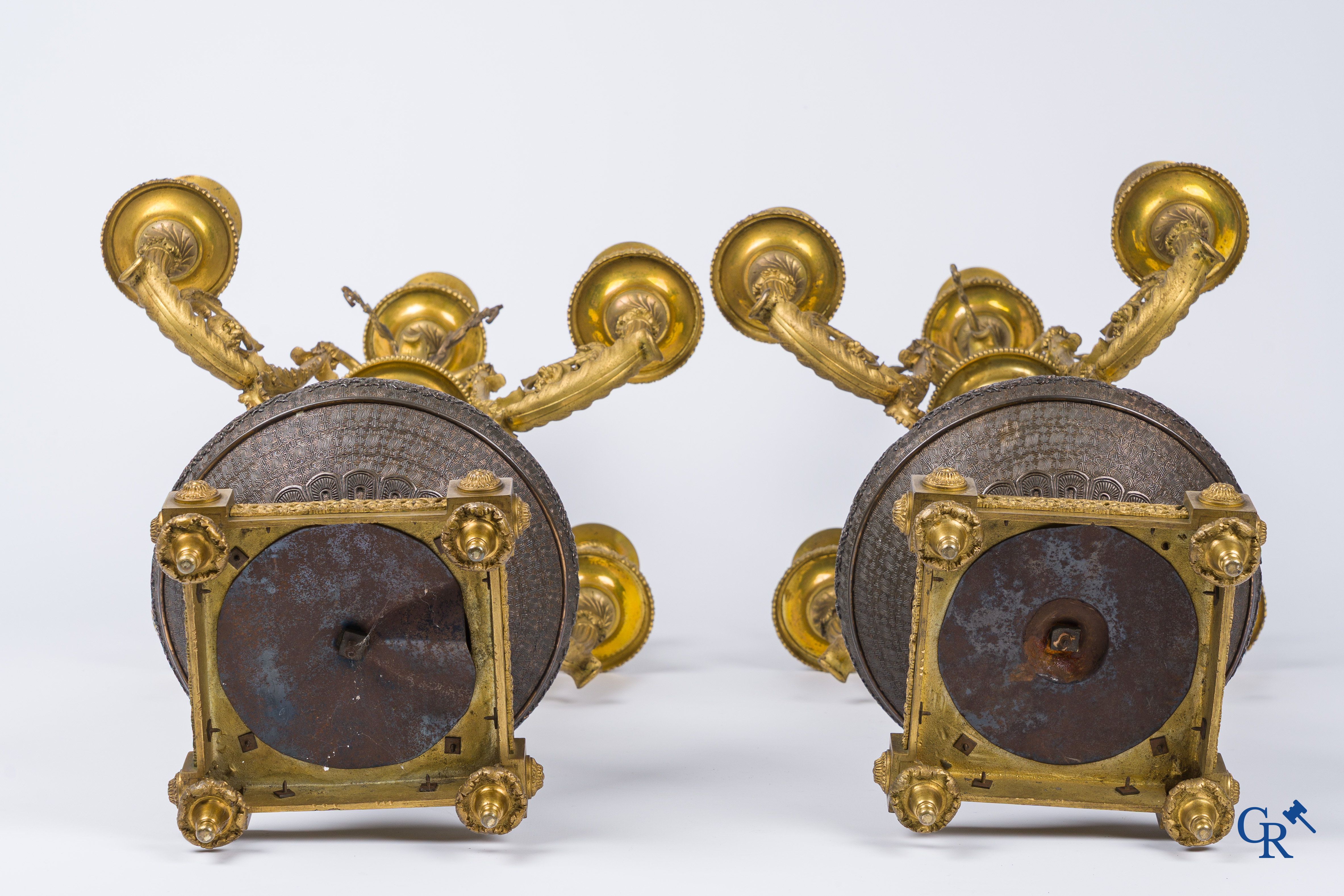 Aziatica, Een paar bronzen kandelaars met fijn bewerkte Oosterse vazen met draken. Circa 1880.