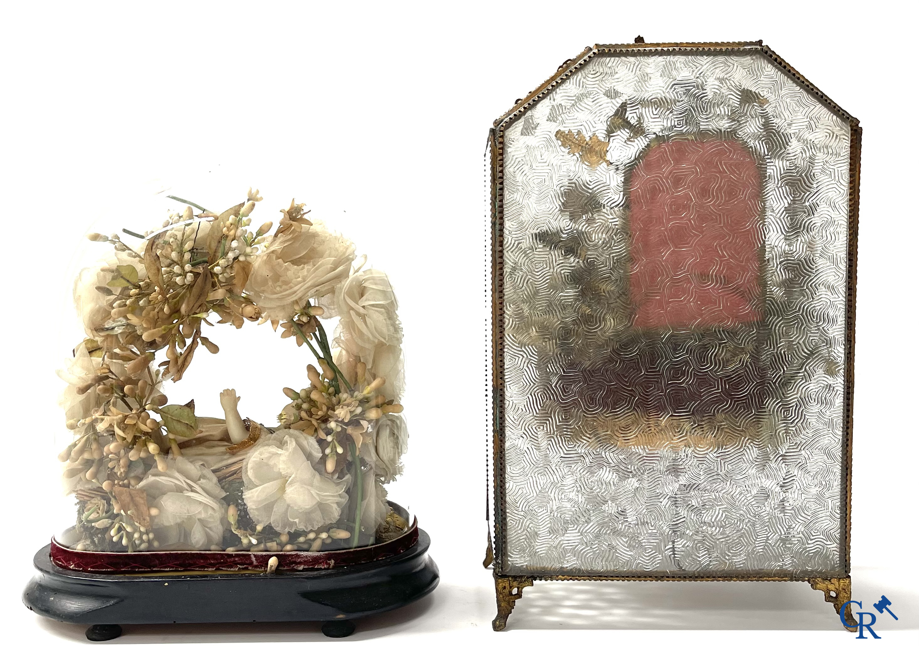 Un globe en verre avec un enfant en cire et une vitrine en laiton avec bouquet de mariée. Vers 1900.