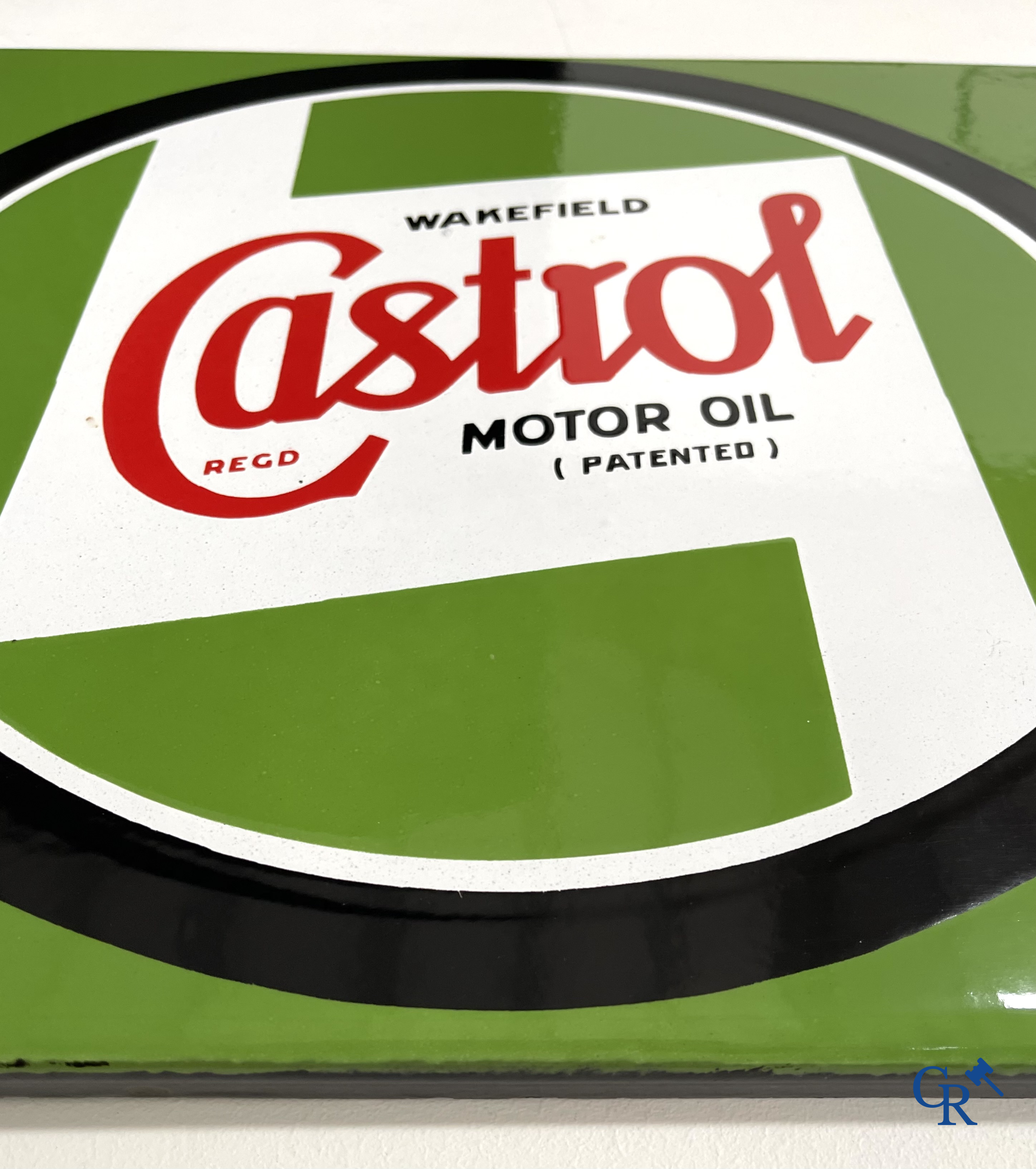 Castrol Motor Oil, emaille reclamebord voor Castrol motor olie. Zeldzame versie met 2 zwart omcirkelde logo's. 1948.