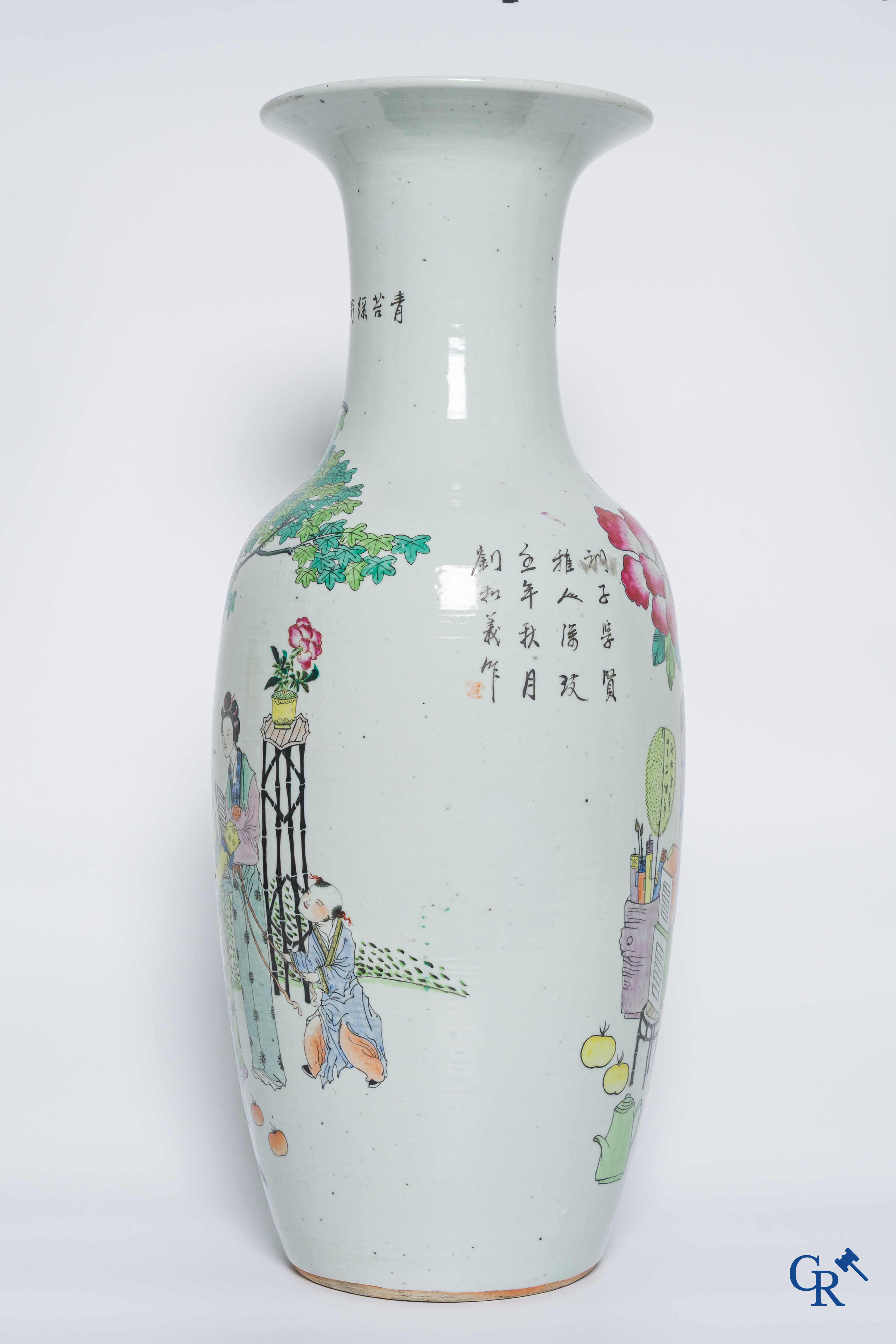 Porcelaine Chinoise: Vase Chinois à double décor de personnages et d'antiquités.