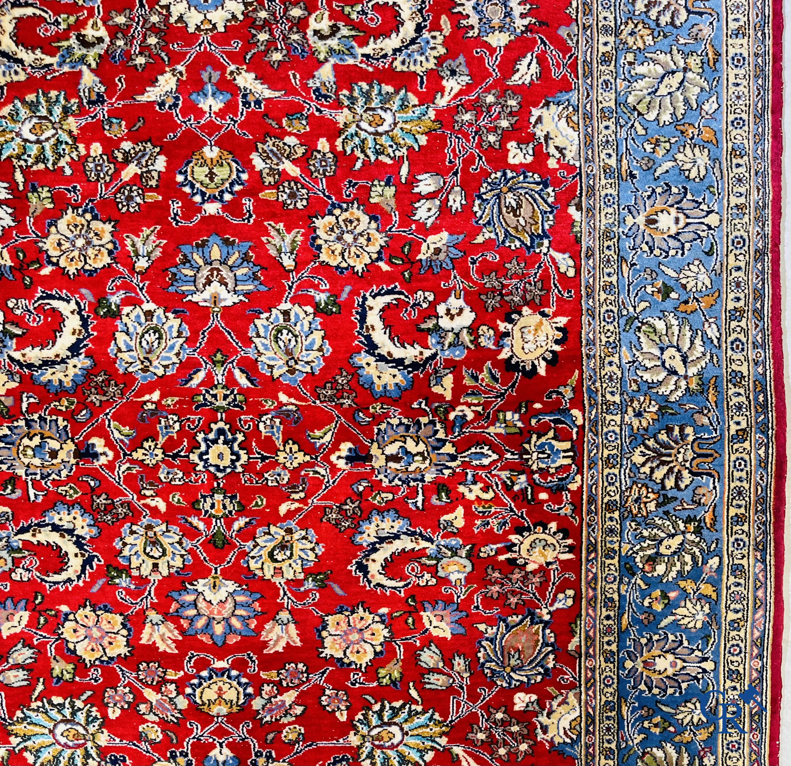 Tapis d'orient: Iran, tapis persan finement noué à la main avec un décor floral sur fond rouge et bleu.