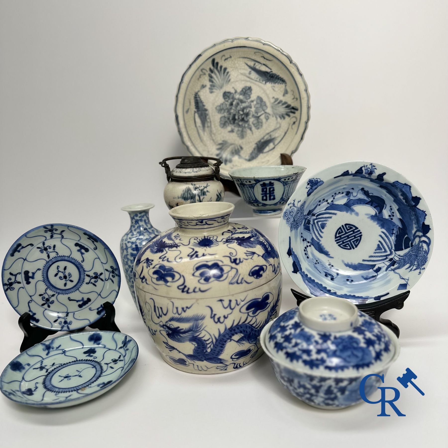 Groot lot blauw-wit chinees porselein voor de Vietnamese markt. 